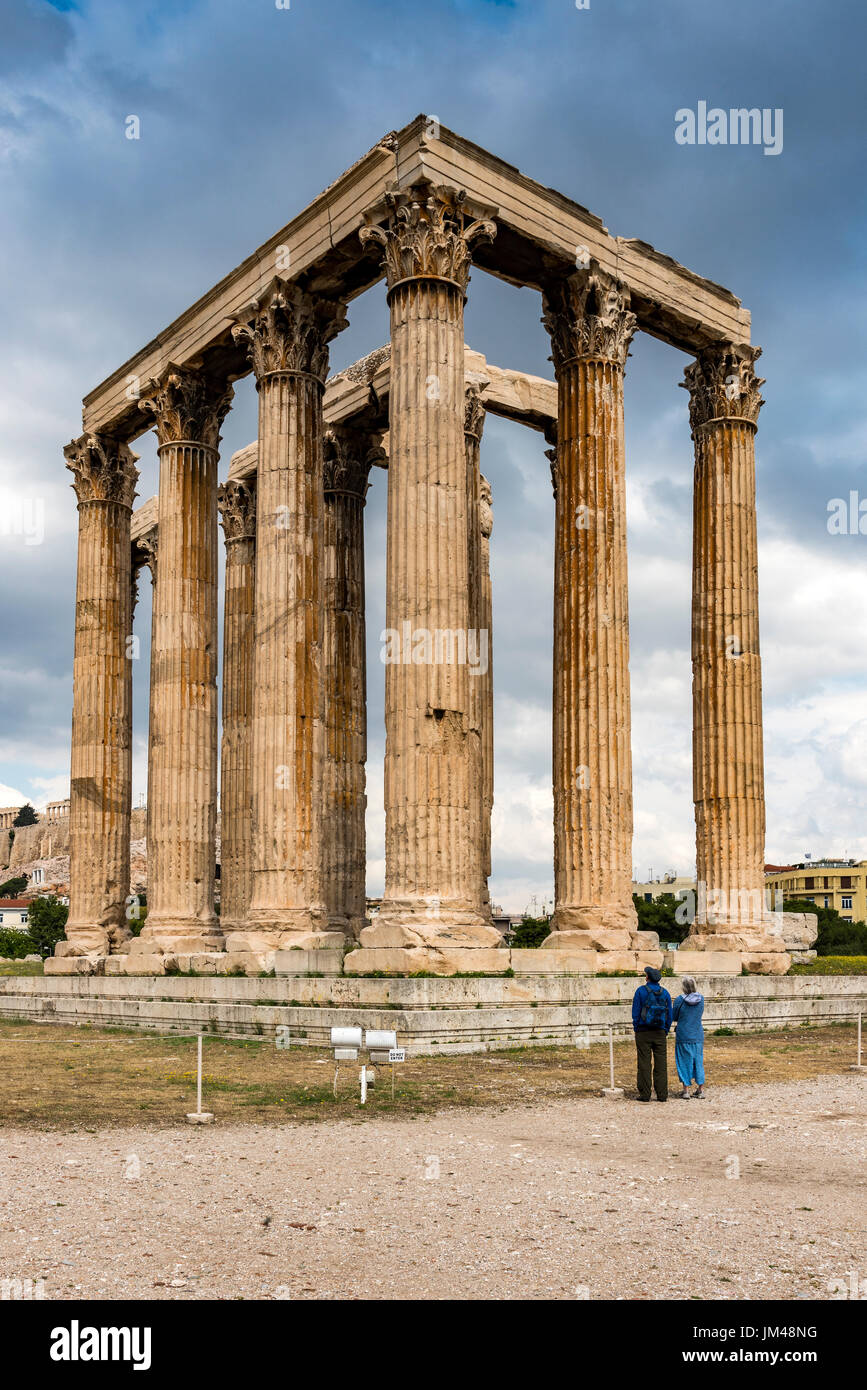 Les touristes en regardant le Temple de Zeus Olympien ou l'Olympieion, Athènes, Attique, Grèce Banque D'Images