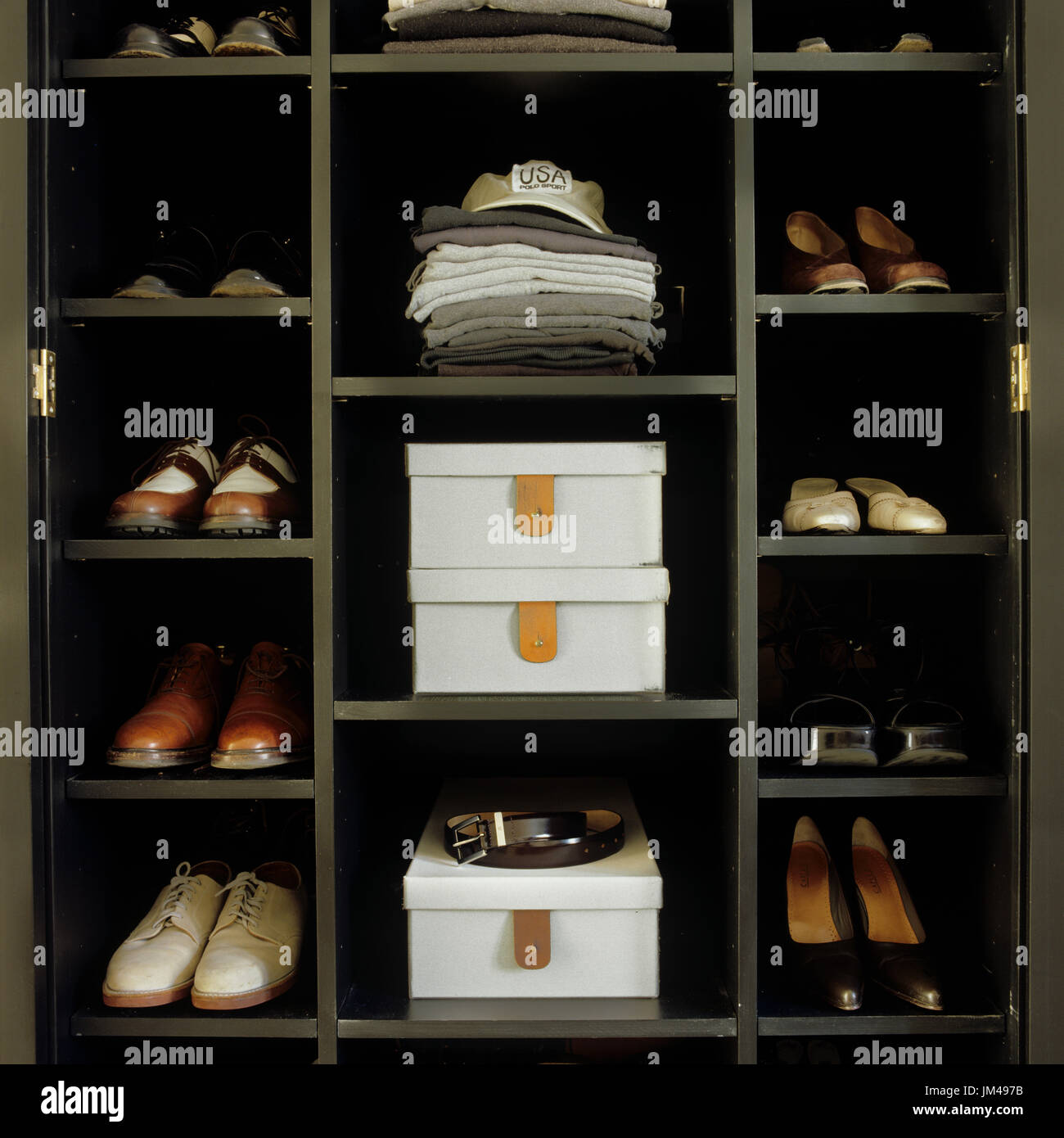 Les chaussures et les vêtements dans le placard Banque D'Images