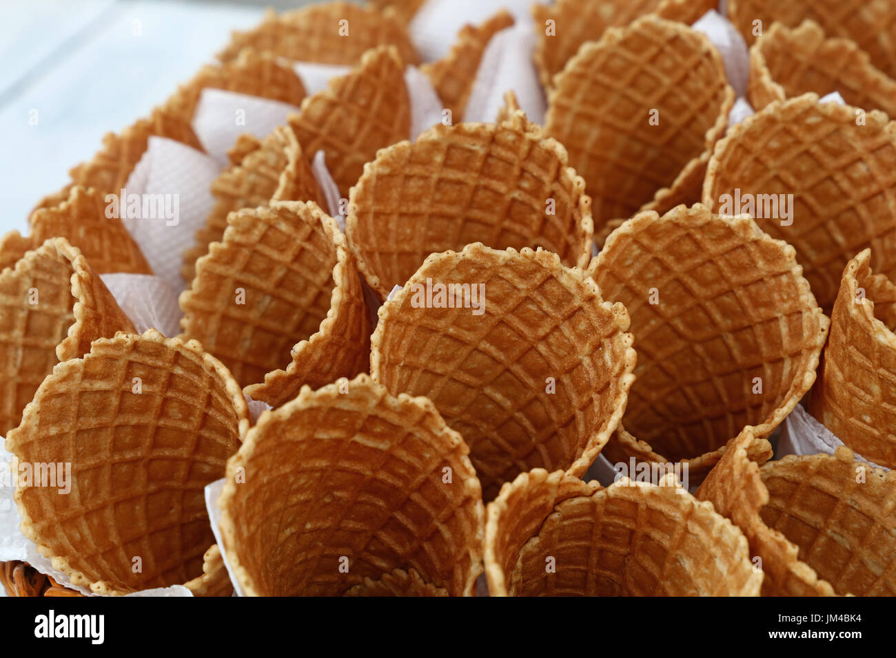 Plusieurs tranches fraîches vide ice cream cone cornet tasses avec serviettes en papier blanc, Close up, élevée high angle view Banque D'Images