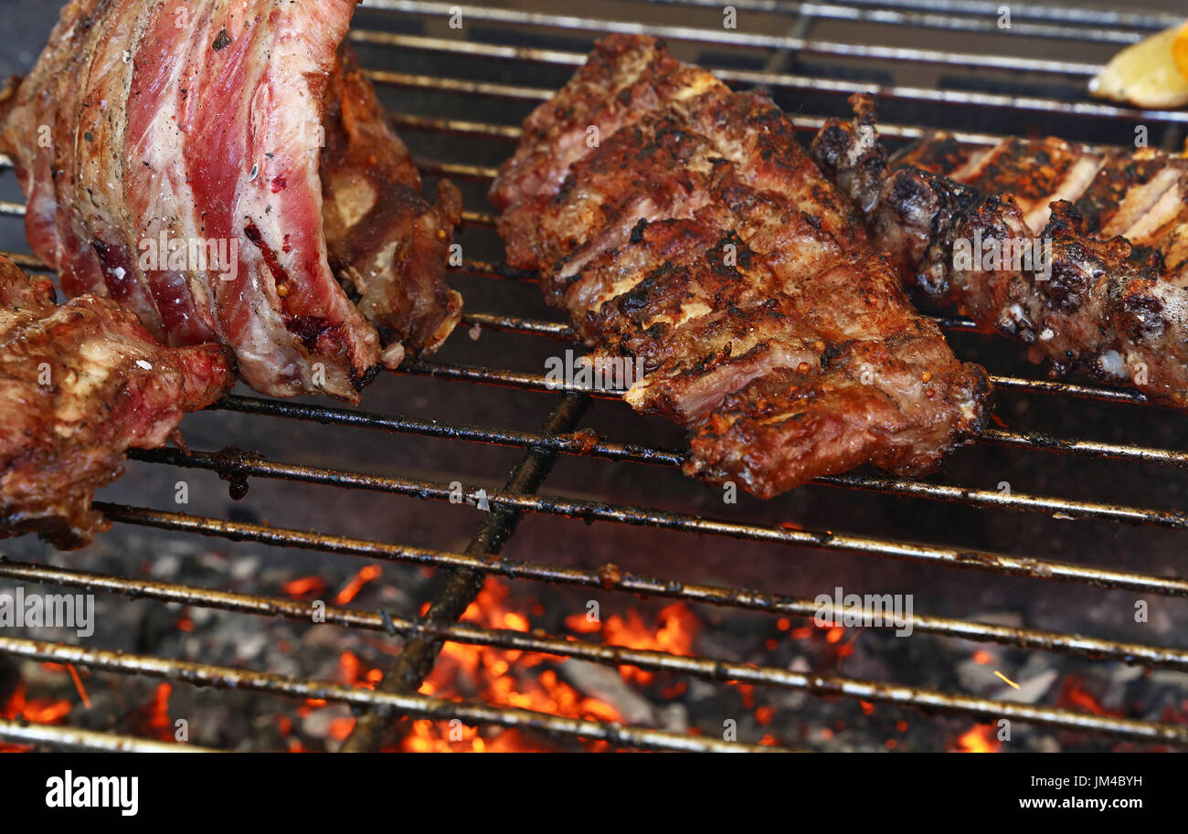 Plusieurs racks de côtes levées de porc cuites sur le feu du barbecue, Close up, high angle view Banque D'Images