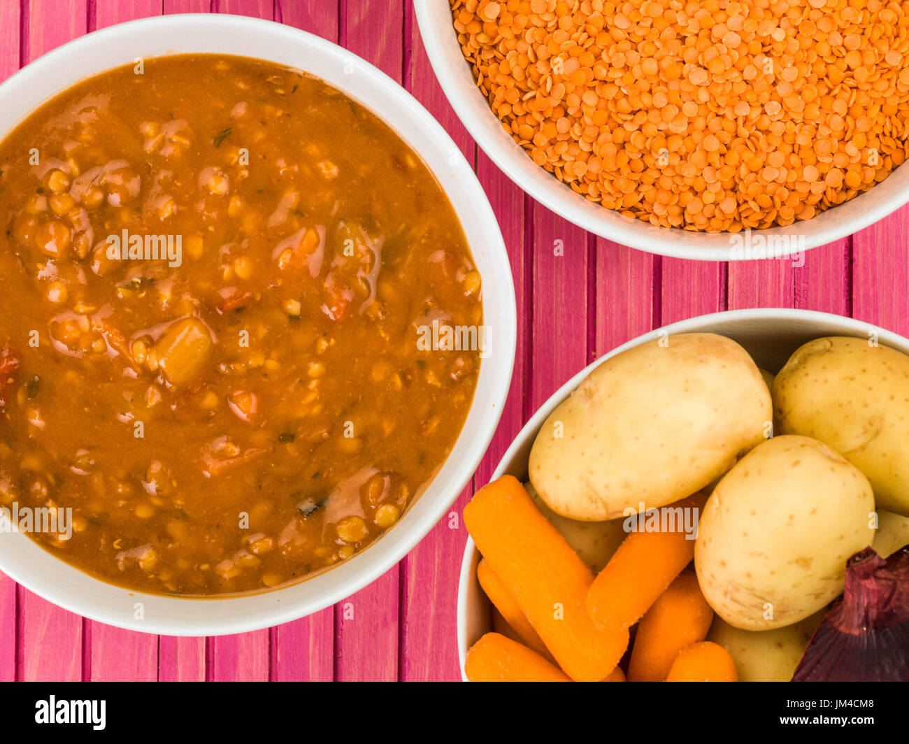 Bol de soupe de lentilles et chunky bacon contre un fond de bois de rose Banque D'Images