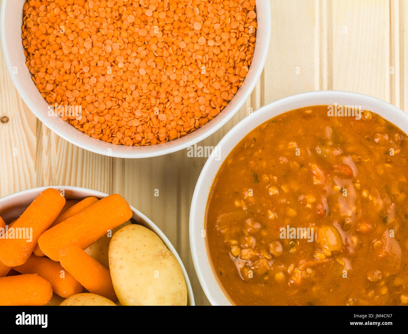 Bol de soupe de lentilles et chunky bacon contre un fond de bois en pin Banque D'Images