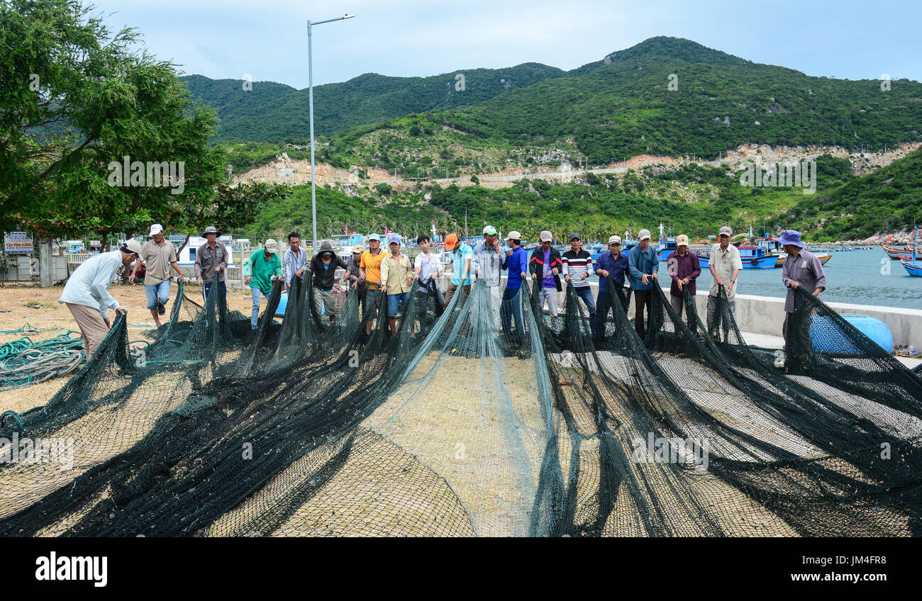 Phan Rang, Vietnam - Jan 27, 2016. Beaucoup de gens qui travaillent avec des filets de pêche dans le village de Vinh Hy Bay, Phan Rang, au Vietnam. Phan Rang est l'un des célèbre Banque D'Images