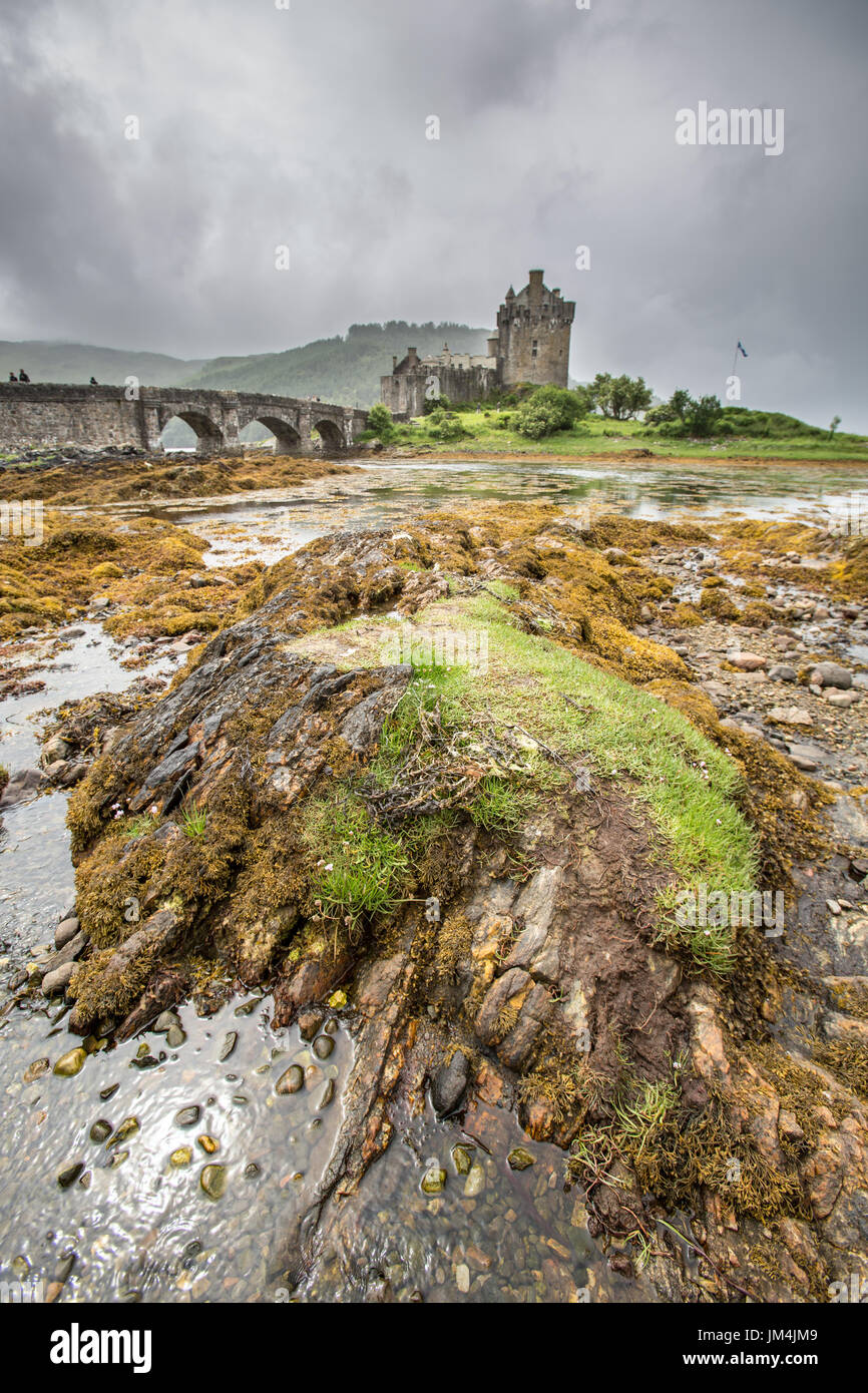 Vue pittoresque sur le château d'Eilean Donan, qui est situé près du village de Dornie, sur le Loch Duich dans les hautes terres de l'Ouest. Banque D'Images