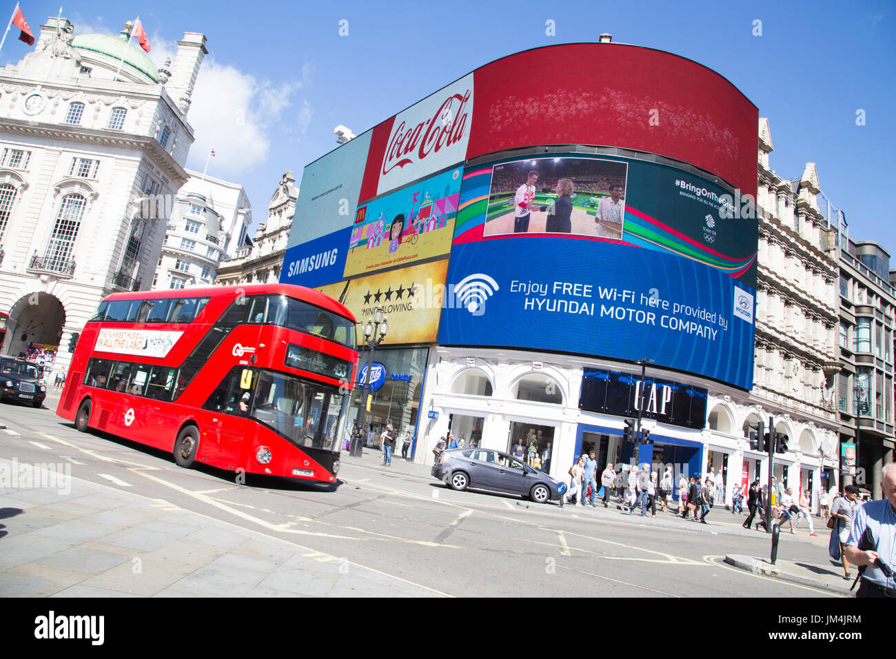 Les lecteurs de Bus passé grand écran plat dans Piccadilly Circus Banque D'Images