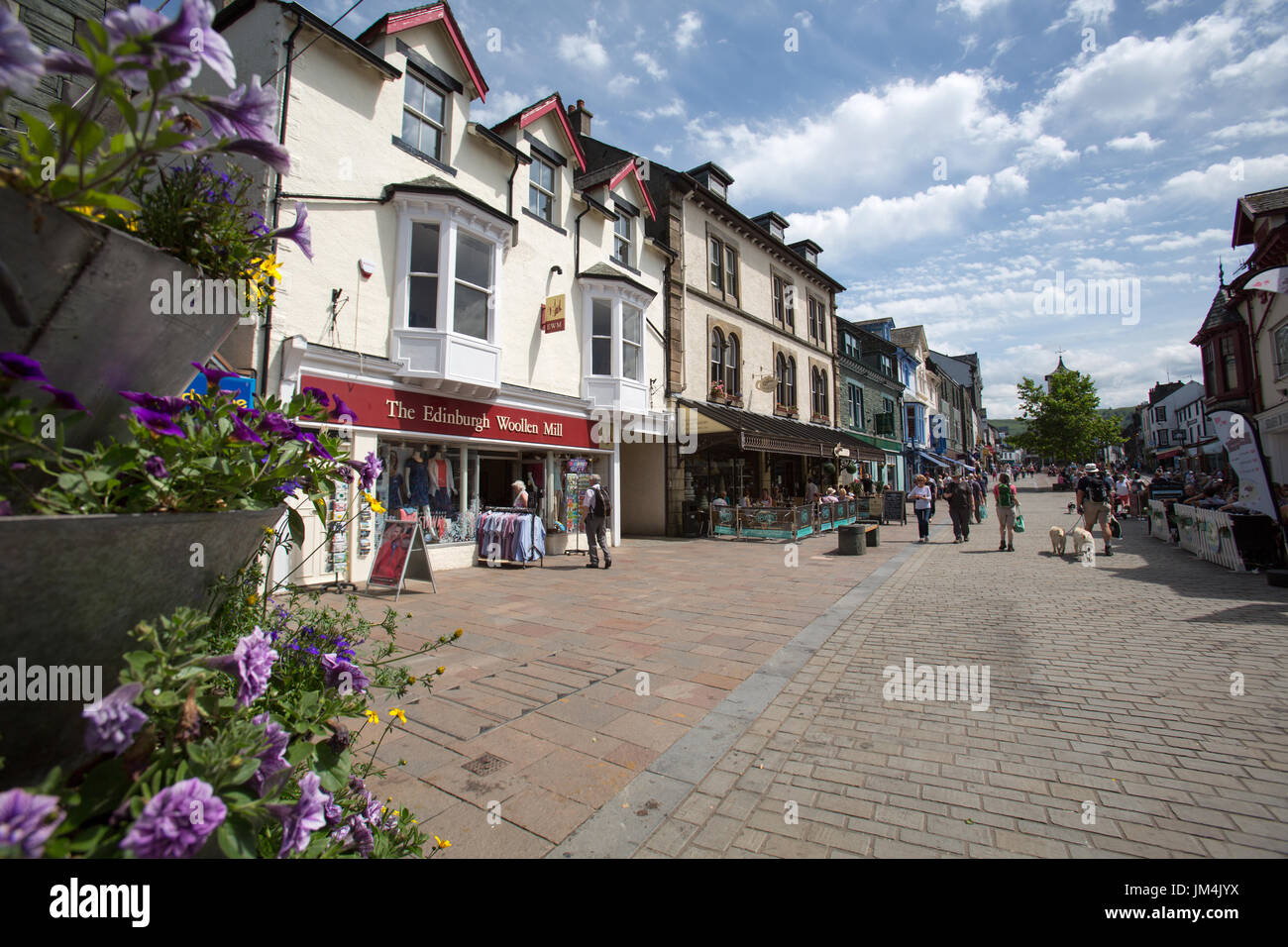 Ville de Keswick, en Angleterre. Vue d'été pittoresque rue principale de Keswick. Banque D'Images