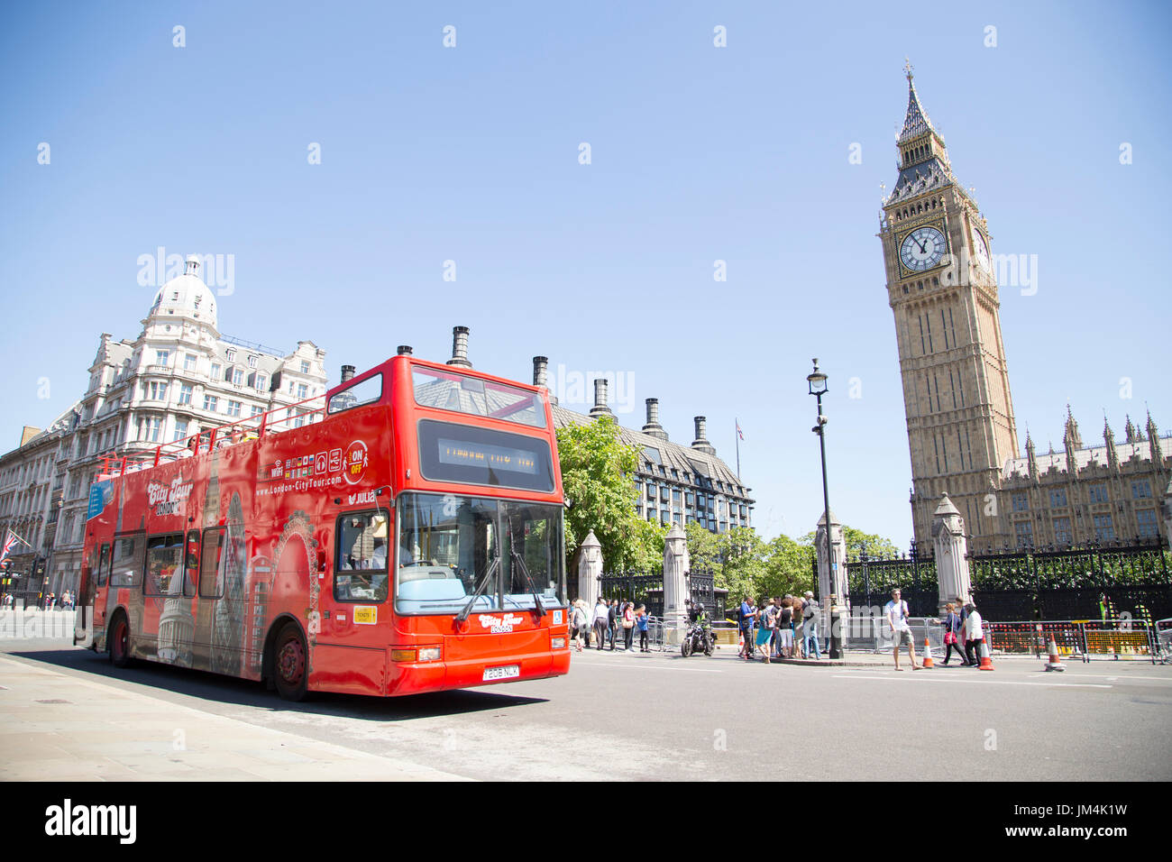 Londres, UK - Aug 12, 2016 : Visite de la ville Rouge open top bus passe Big Ben Banque D'Images