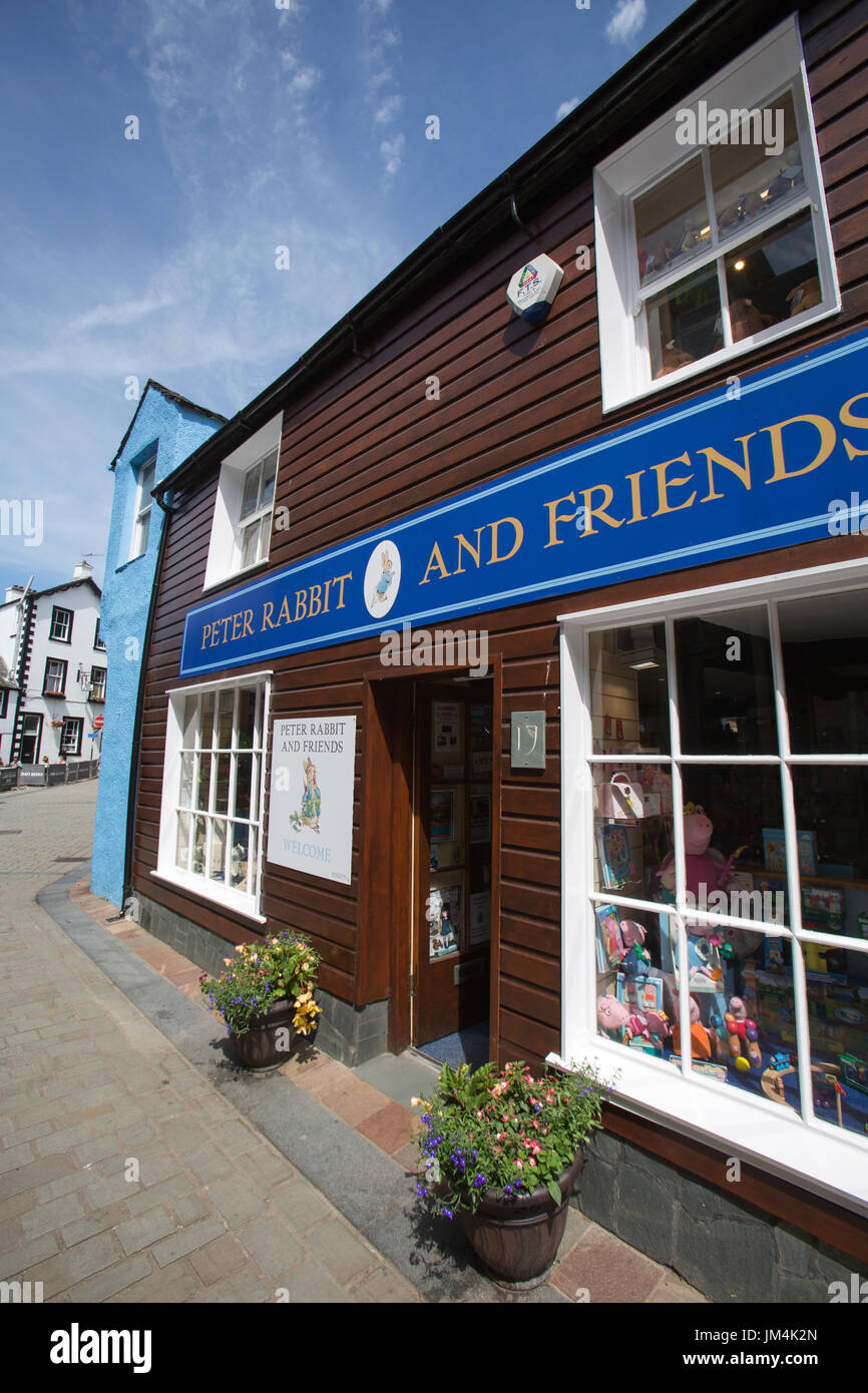 Ville de Keswick, en Angleterre. Vue d'été pittoresque de la Peter Rabbit and Friends boutique sur la route du lac de Keswick. Banque D'Images