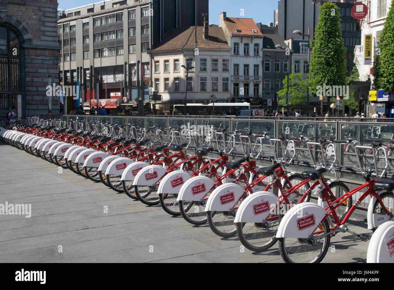 Anvers, Belgique - 26 MAI 2017 : Public parking à vélos de la gare centrale  d'Anvers Photo Stock - Alamy