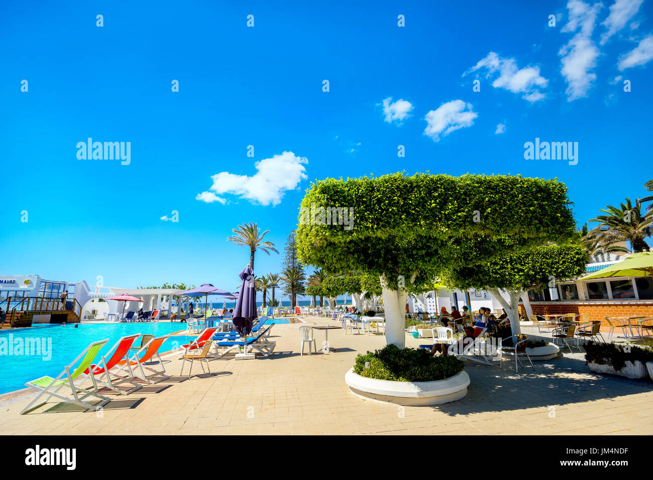 Cour avec piscine de l'hôtel de bord de mer de Nabeul. La Tunisie, l'Afrique du Nord Banque D'Images