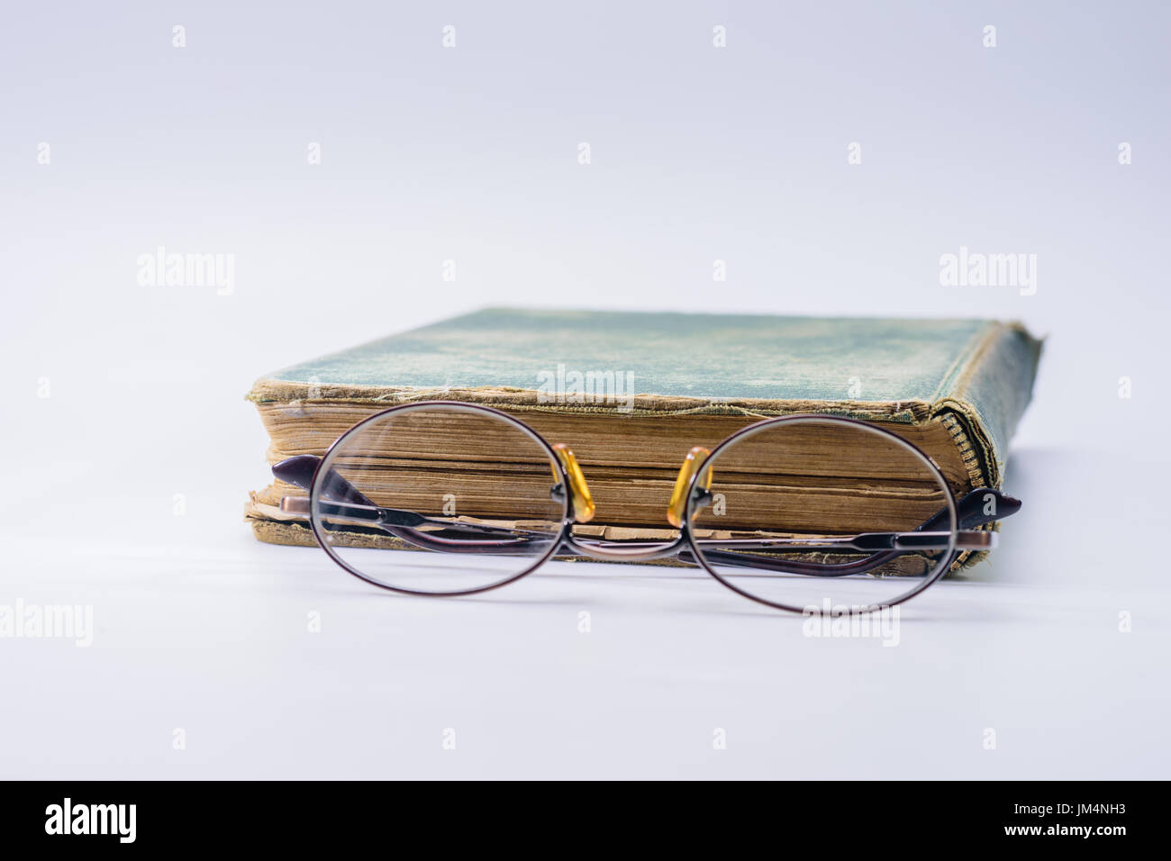 Lunettes de lecture pour l'école ou d'entreprise avec old vintage book Banque D'Images