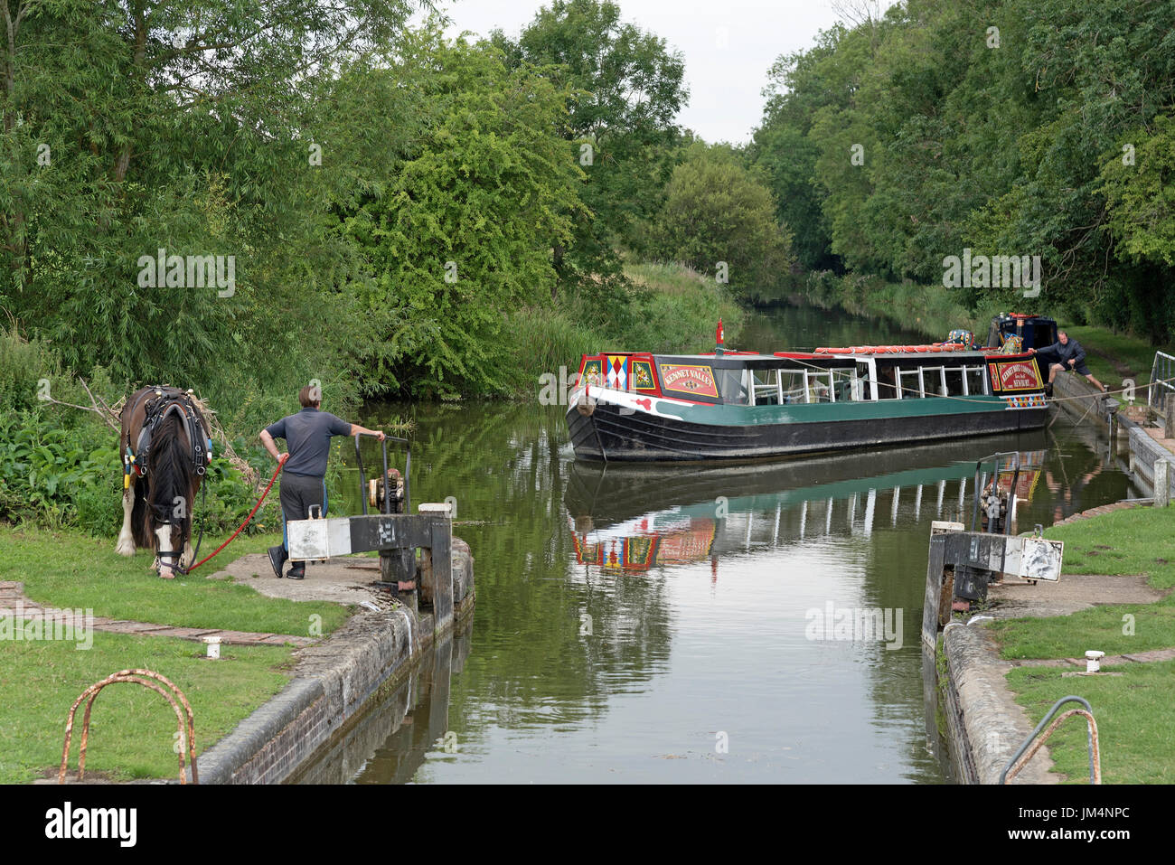 Cheval en bateau sur le canal Kennet & Avon à Hampstead près de verrouillage Kintbury, Berkshire, Angleterre Royaume-uni Banque D'Images