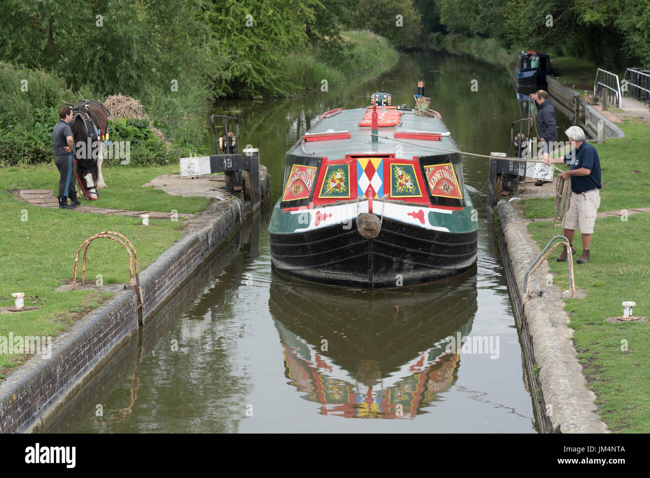 Cheval en bateau sur le canal Kennet & Avon à Hampstead près de verrouillage Kintbury, Berkshire, Angleterre Royaume-uni Banque D'Images