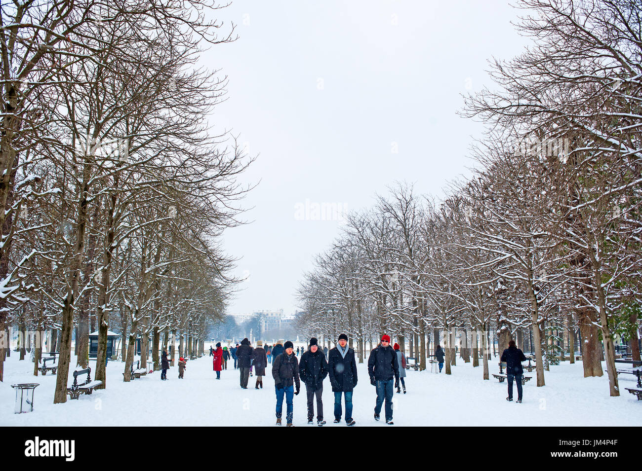 Paris, France - Les personnes bénéficiant de neige au jardin du Luxembourg Banque D'Images