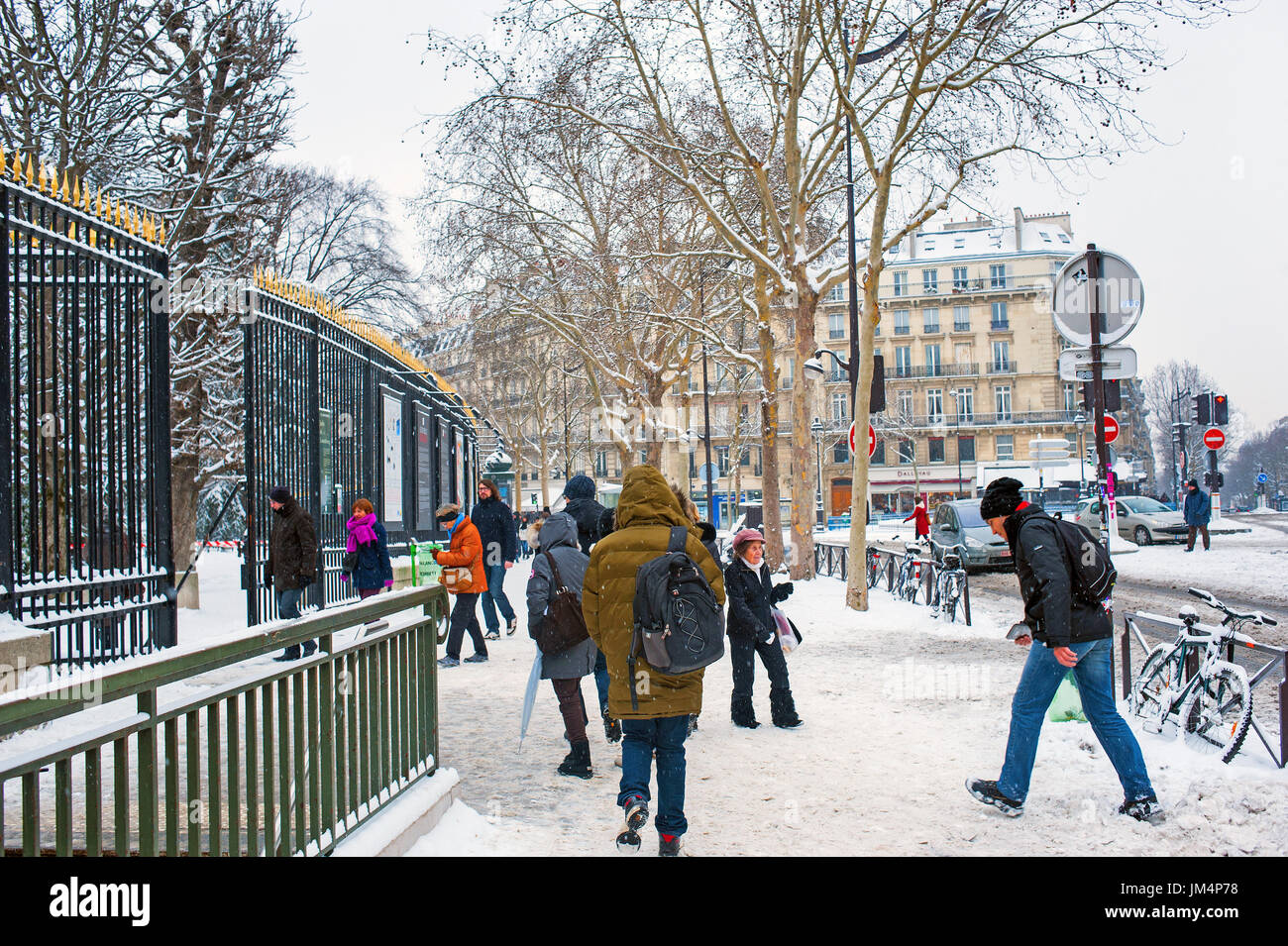 Paris, France - Les personnes bénéficiant de neige au jardin du Luxembourg Banque D'Images