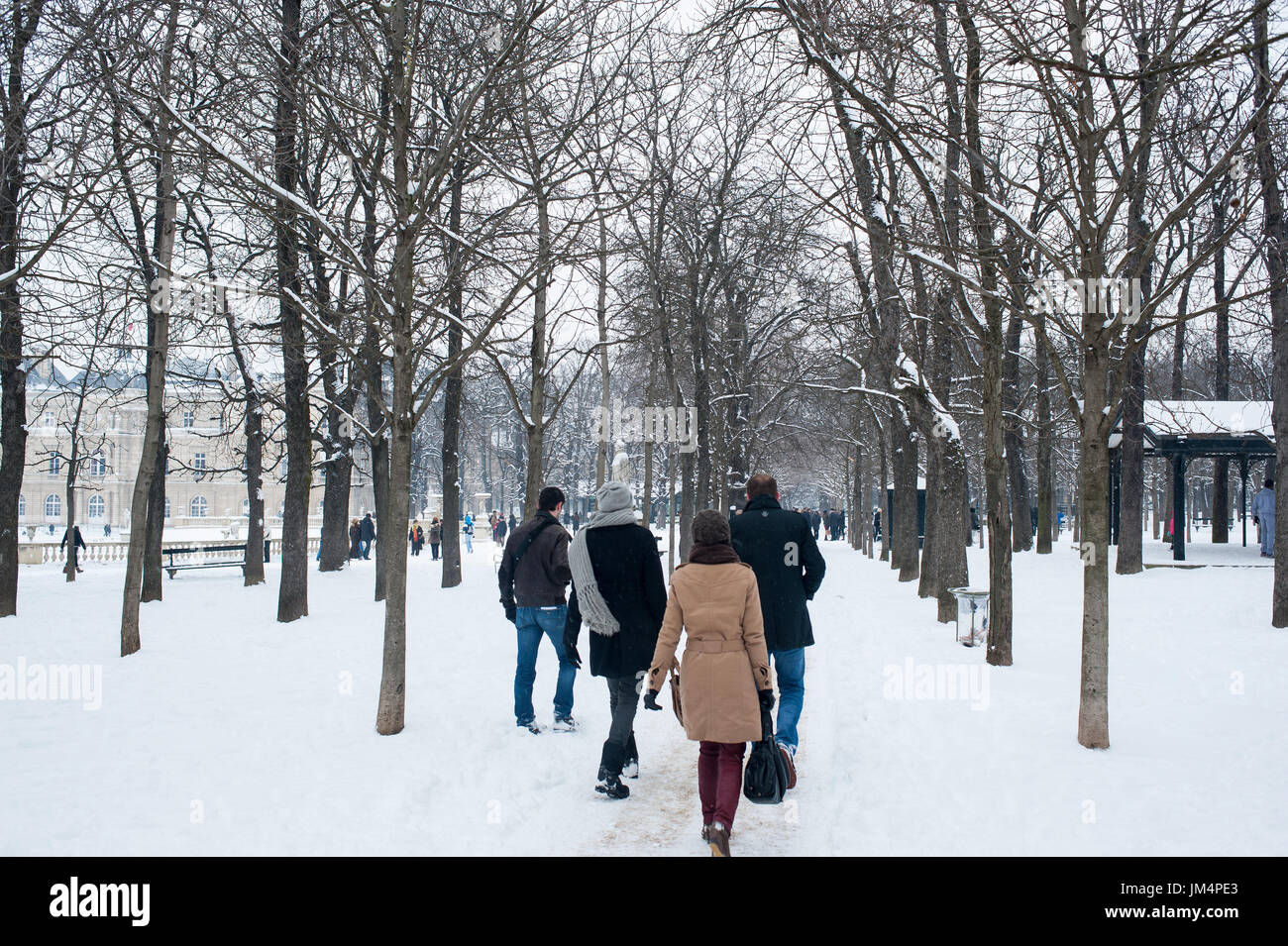Paris, France - Les personnes bénéficiant de neige au jardin du Luxembourg Banque D'Images