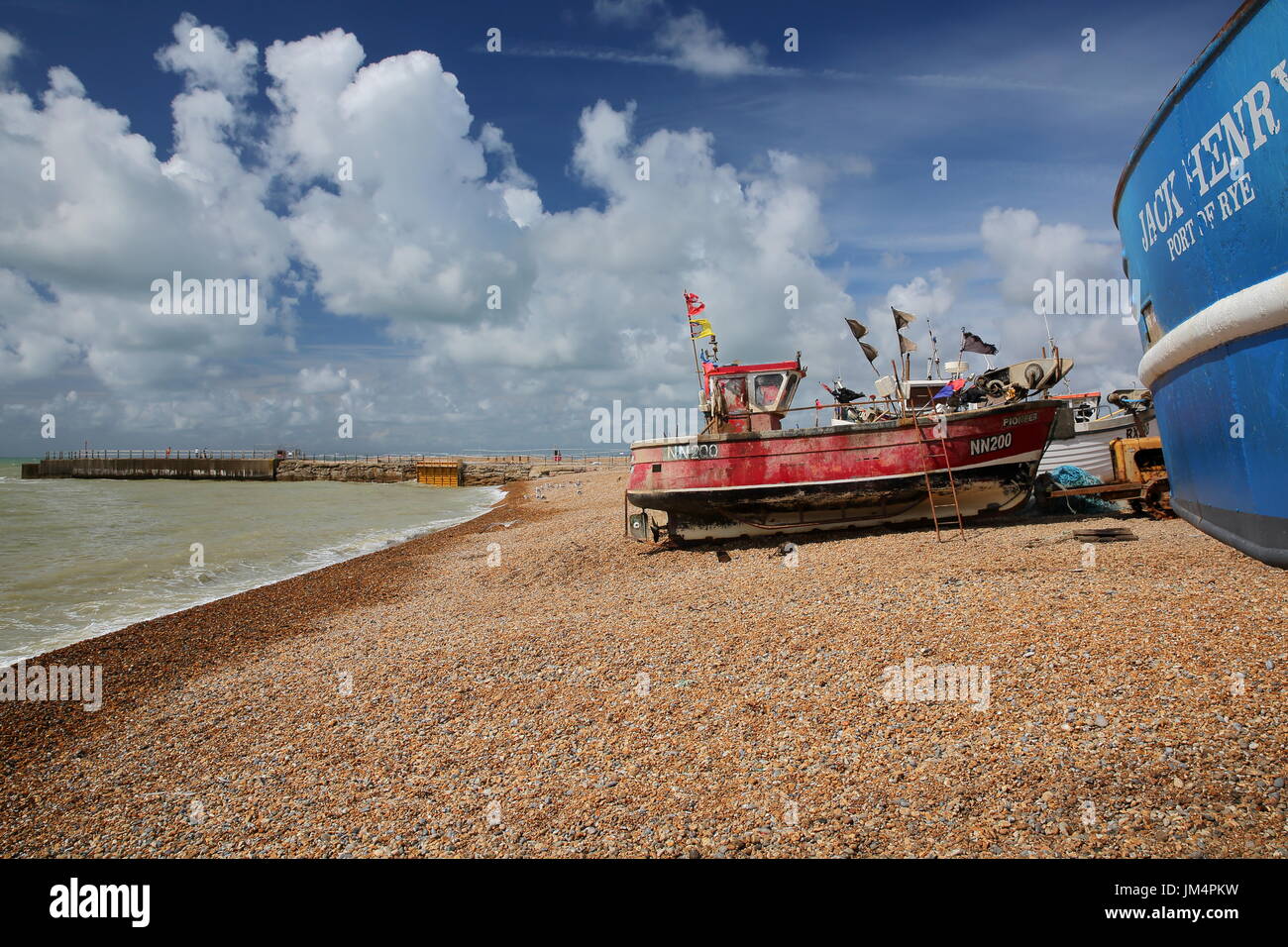 HASTINGS, Royaume-Uni - 22 juillet 2017 : Beach lancé bateaux de pêche colorés avec un beau ciel Banque D'Images