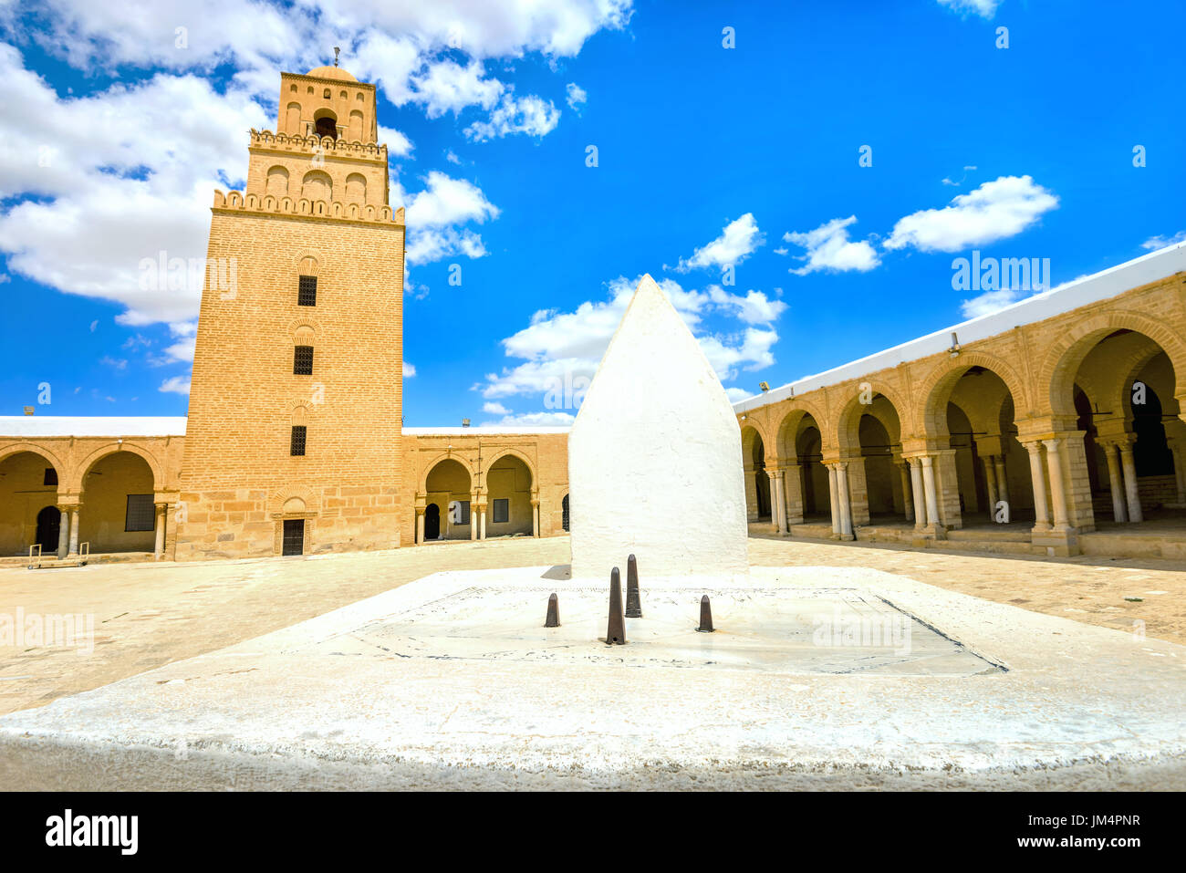 L'ancienne Grande Mosquée et cadran solaire à Kairouan. La Tunisie, l'Afrique du Nord Banque D'Images