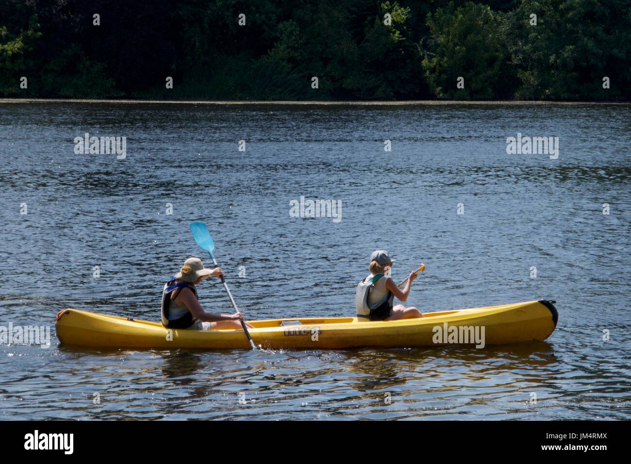 Deux personnes en canoë kayak sur la Dordogne, Bergerac, Dordogne, France Banque D'Images