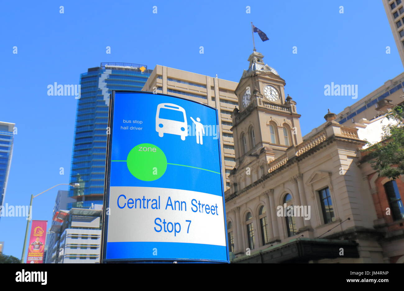 Arrêt de bus de ville en face de la gare centrale de Brisbane en Australie. Banque D'Images
