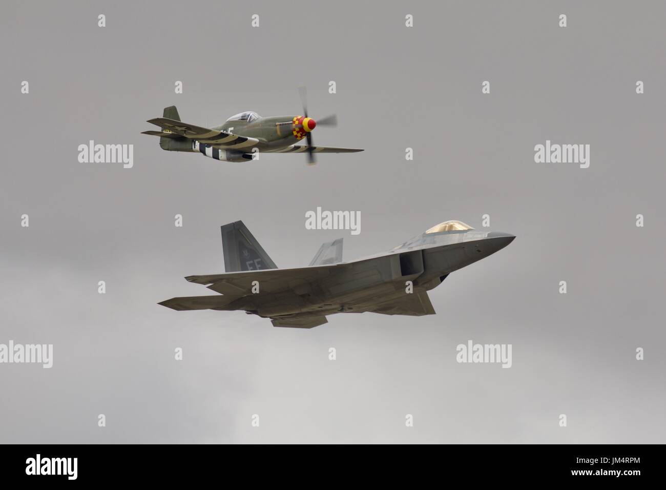 F22 Raptor et P-51 Mustang effectuer le vol du patrimoine de l'US Air Force au Royal International Air Tattoo 2017 Banque D'Images