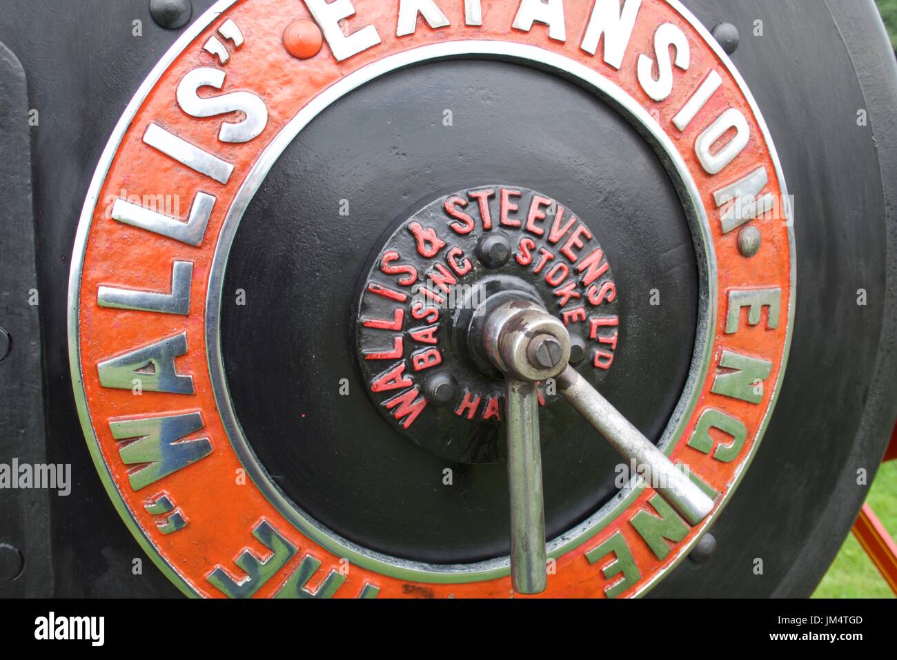 Plaque orange circulaire sur le moteur de traction à vapeur Masham, juste Masham, North Yorkshire, UK Banque D'Images