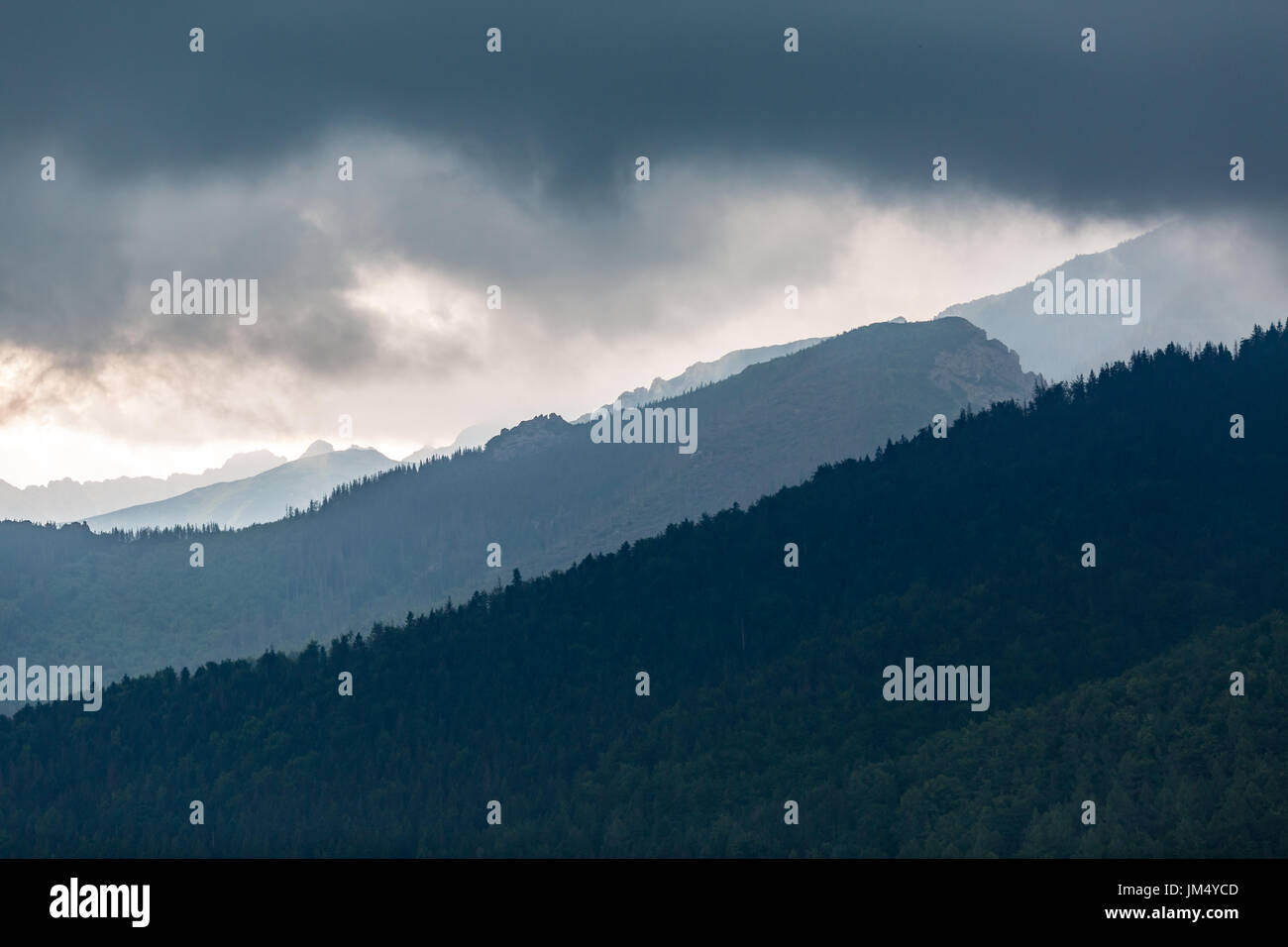 Paysage Montagnes inspirante, jour nuageux en été Tatras, de bois et de crête de montagne plus de ciel nuageux, Slovaquie Banque D'Images