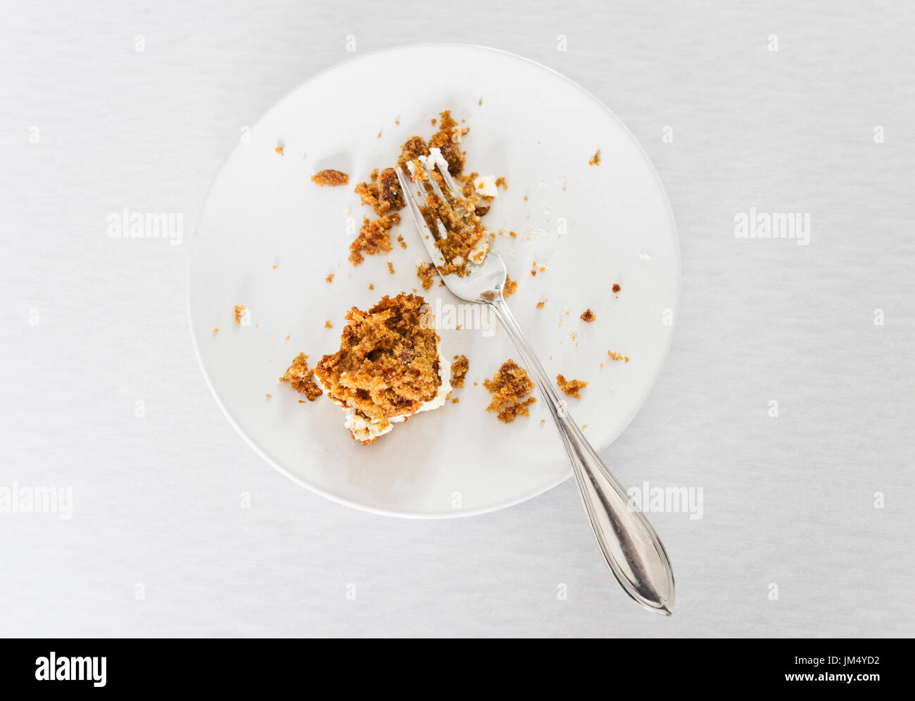 À moitié mangé le gâteau sur une plaque blanche avec une fourchette. Banque D'Images