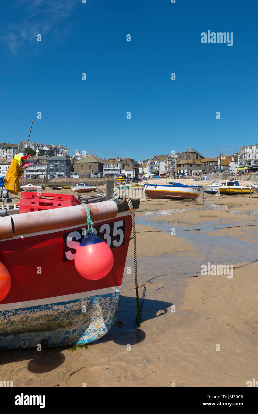 Plage de St Ives harbour bateau de pêche rouge et grand ciel bleu, Cornwall England UK. Banque D'Images