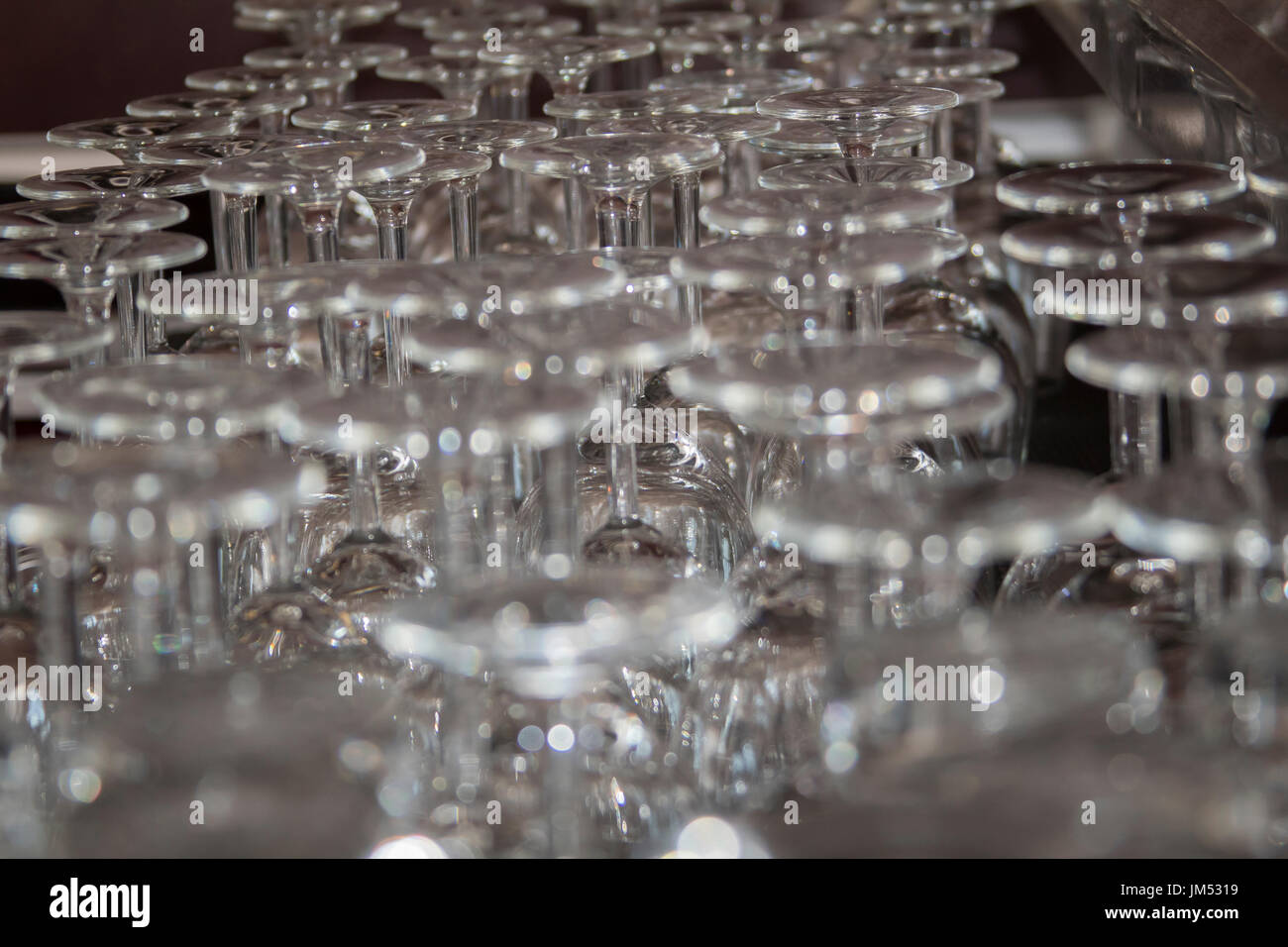 Beaucoup de verres au bar Banque D'Images