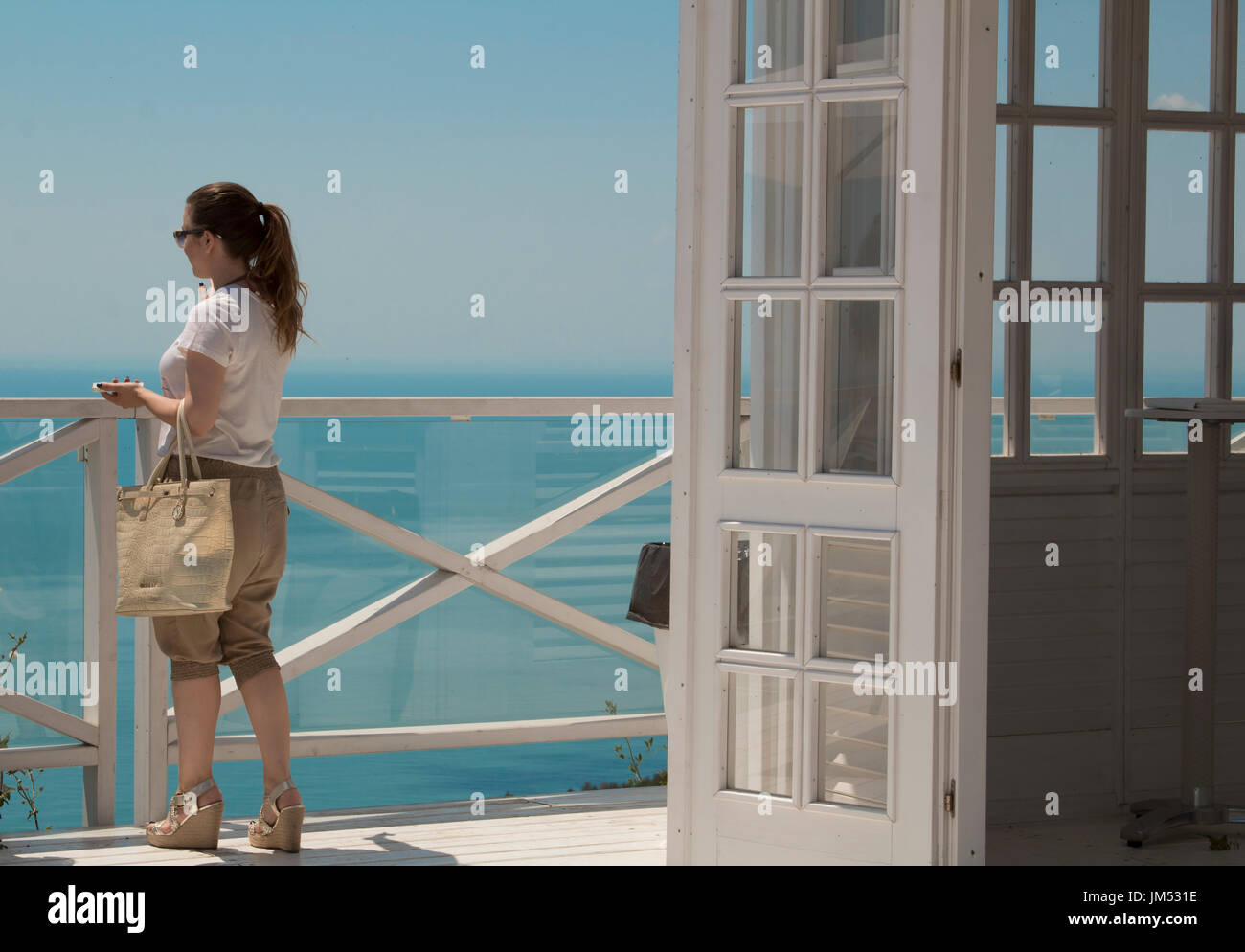 Yang girl enjoying a luxury beach bar Banque D'Images