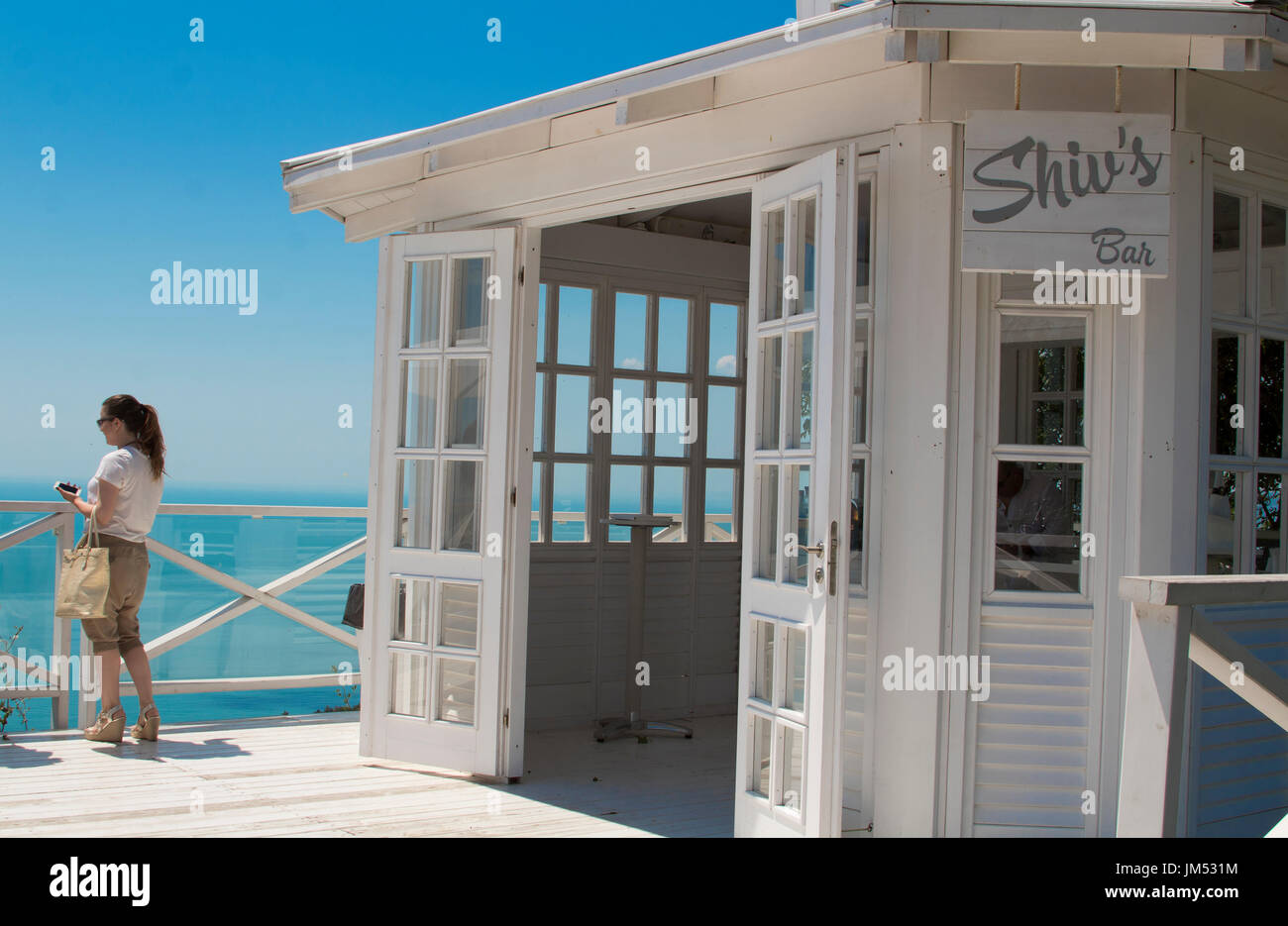 Yang girl enjoying a luxury beach bar Banque D'Images