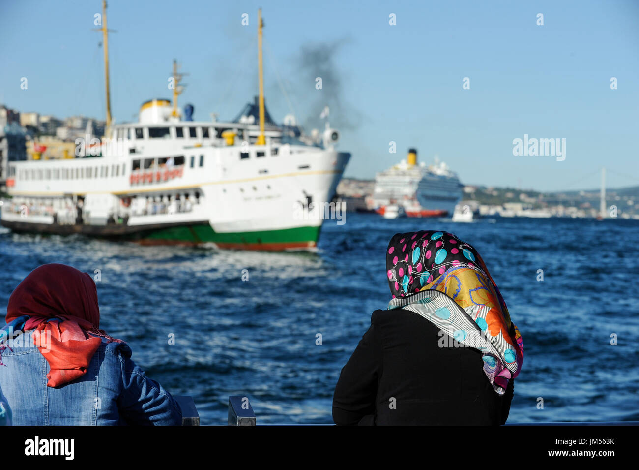 Turquie Istanbul, ferry boat à Bosphore, femmes avec foulard / TUERKEI Faehre am Bosporus Istanbul, Banque D'Images