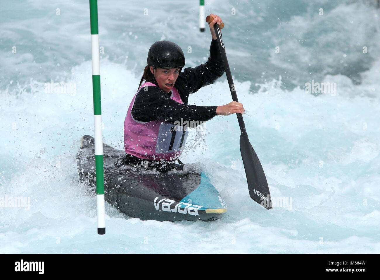 Hannah Owen fait concurrence à Lee Valley White Water Centre au cours de la sélection pour l'équipe Go pour les championnats du monde et d'Europe. Banque D'Images