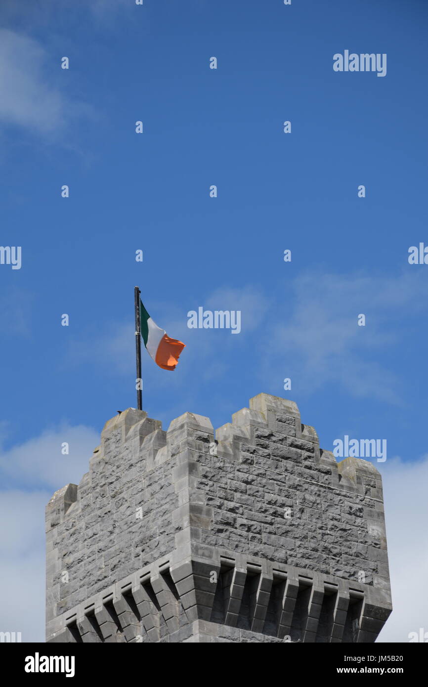Drapeau irlandais sur mât à Ashford Castle tower Banque D'Images