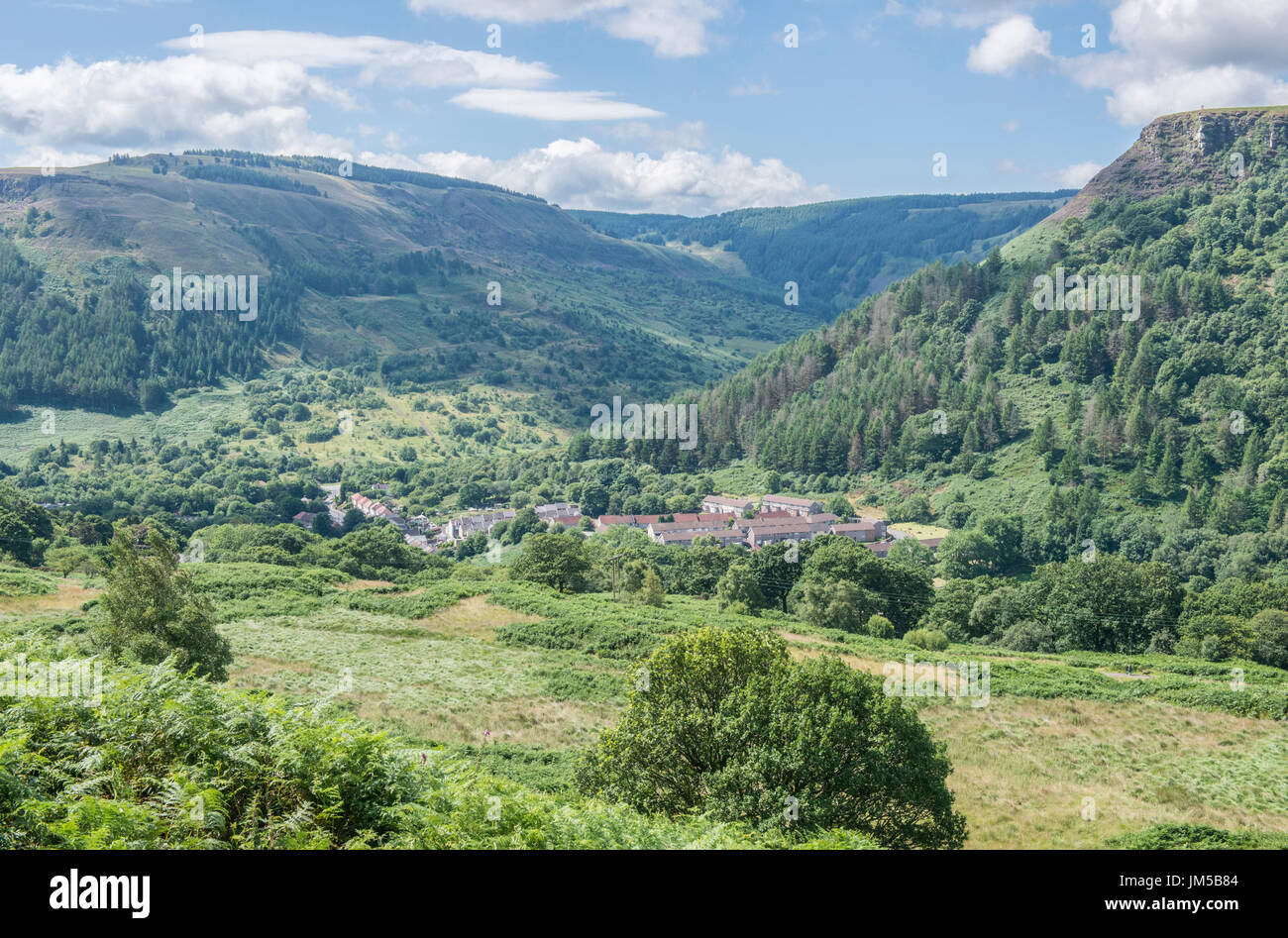 Blaenrhondda village niché dans les collines au dessus de la vallée de Rhondda Galles du sud sur une journée ensoleillée Banque D'Images