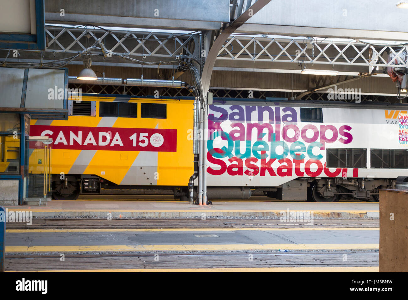 Train de VIA sur la plate-forme de la gare Union à Toronto avec le logo 150 sur le train. Voyage à travers le Canada Banque D'Images