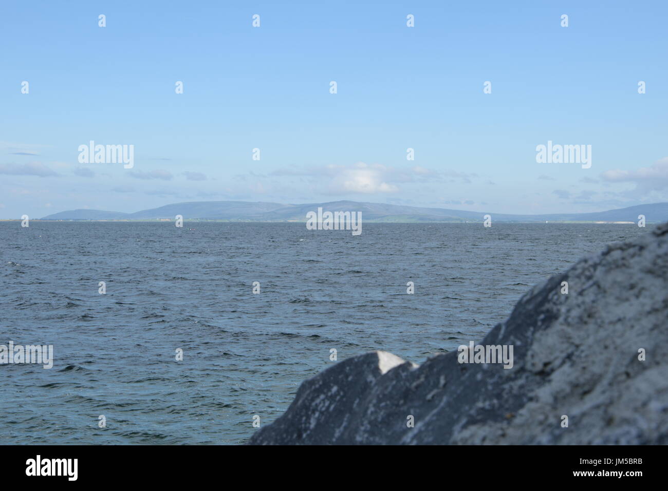 Vue sur la baie de Galway à partir de Seapoint, Promenade dans la ville de Galway Banque D'Images