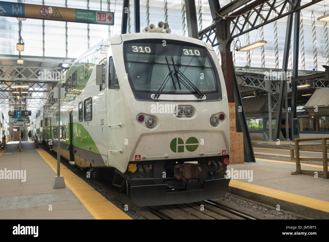 Moteur du GO Train sur les voies à la gare Union à Tornoto Ontario Canada Banque D'Images