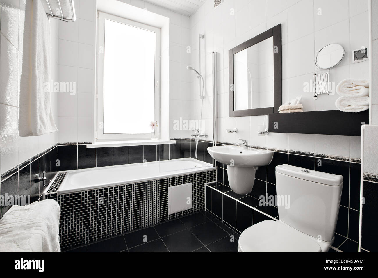 Luxe moderne salle de bains avec baignoire et fenêtre. Design d'intérieur  Photo Stock - Alamy