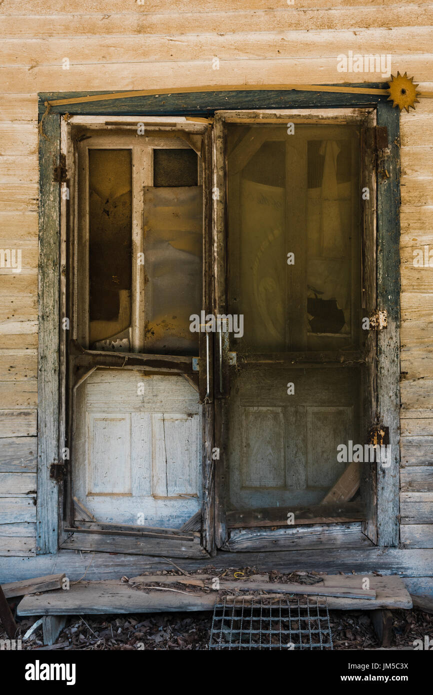 Entrée principale de la vieille maison abandonnée dans les régions rurales de l'Alabama, montrant le niveau de pauvreté des régions du sud des Etats-Unis. Banque D'Images
