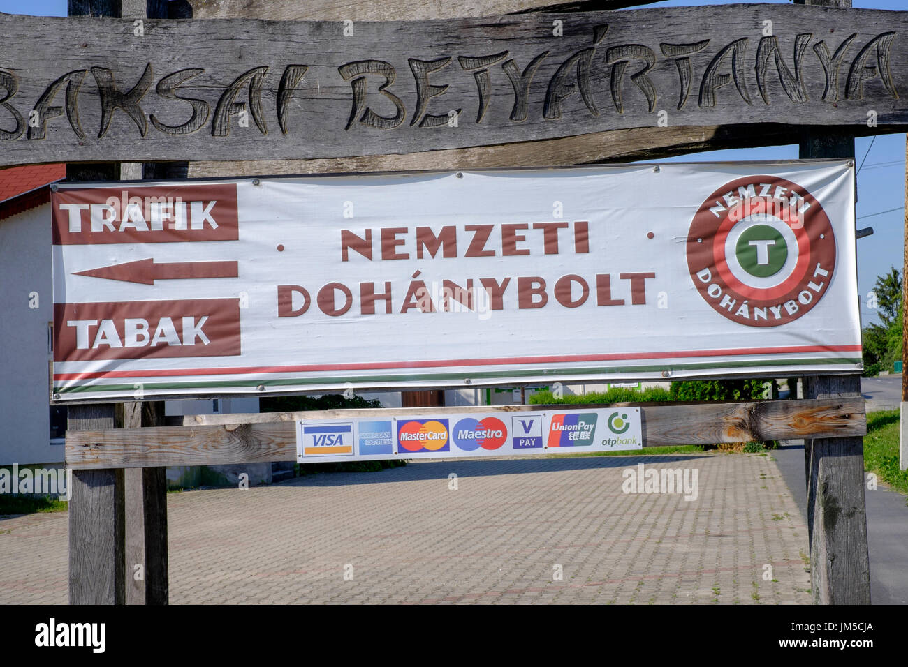 Enseigne à l'extérieur d'un restaurant dénotant un gouvernement a approuvé de tabac en Hongrie Banque D'Images