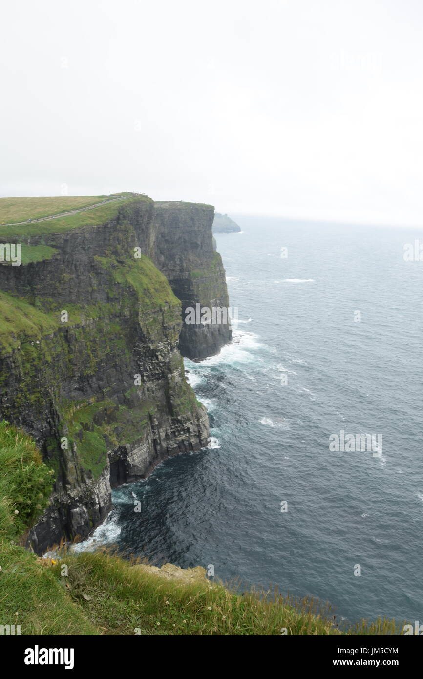 Vue sur les falaises de Moher dans le comté de Clare, Irlande de l'ouest Banque D'Images