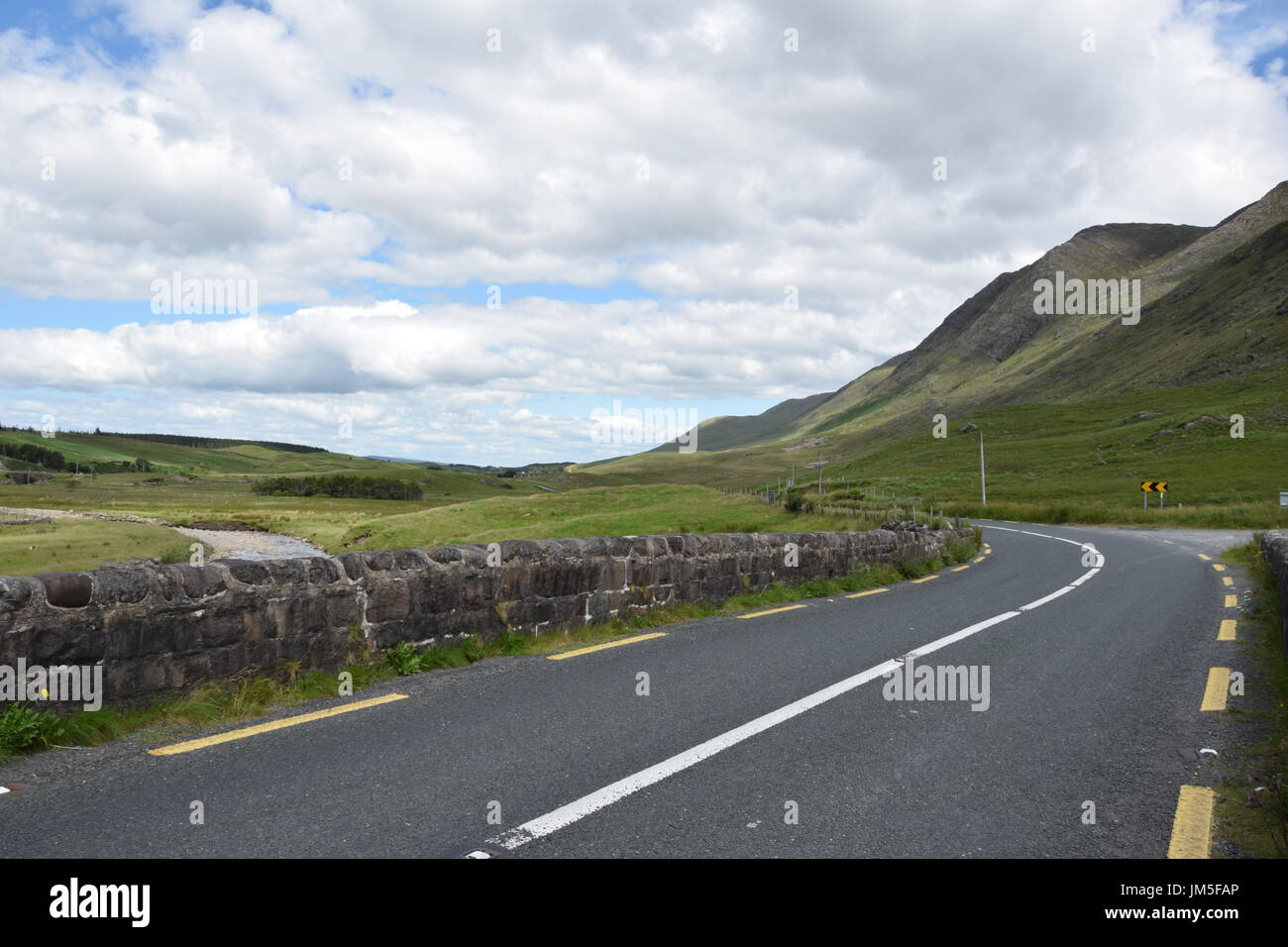 La route N59 à proximité d'un Glennacally Pont sur l'arrière-plan de montagnes dans le comté de Mayo, Irlande Banque D'Images