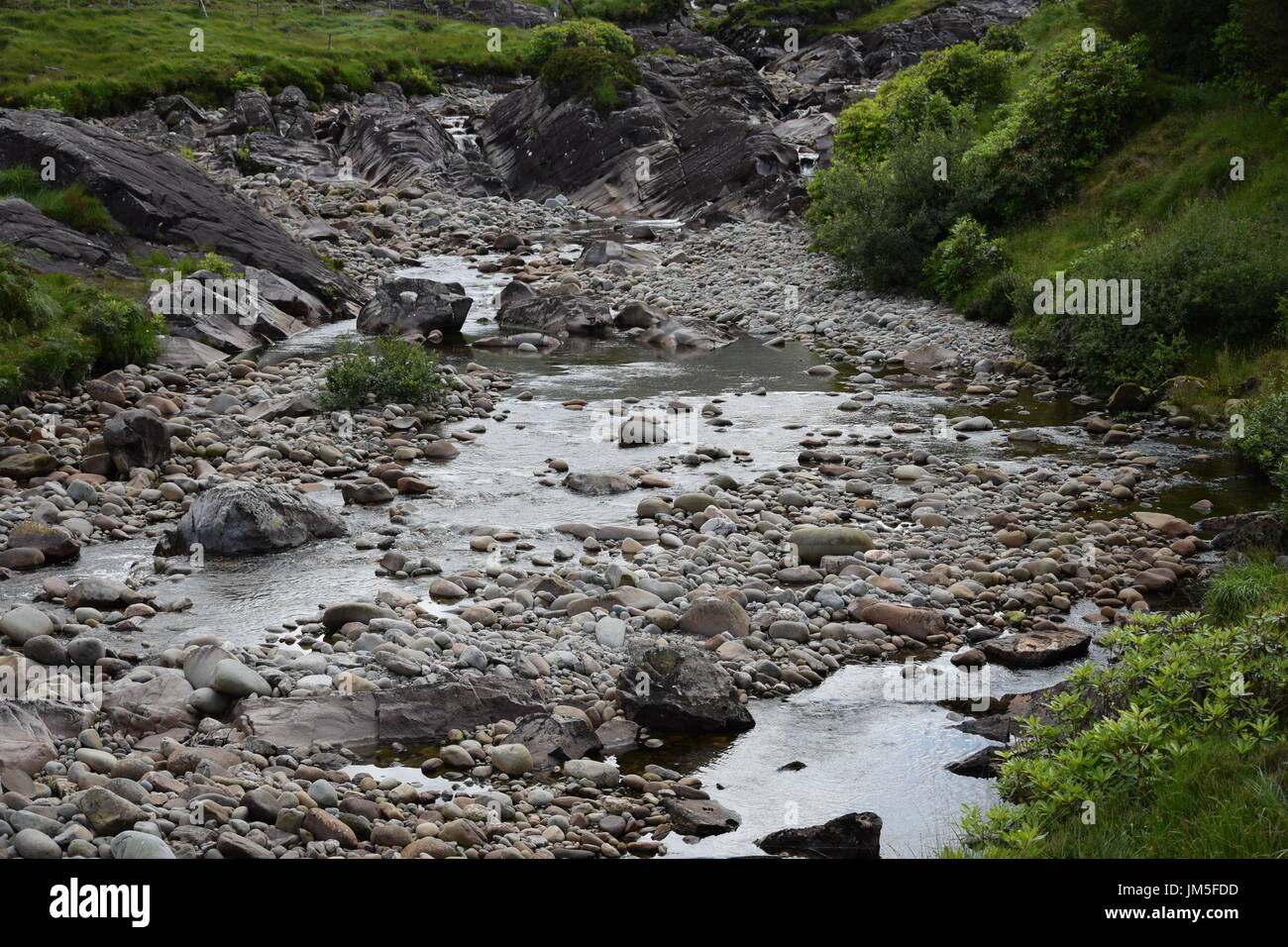 Ruisseau de montagne à côté de la route N59 à proximité d'un pont dans le Glennacally Vallée Erriff, Comté de Mayo, Irlande Banque D'Images