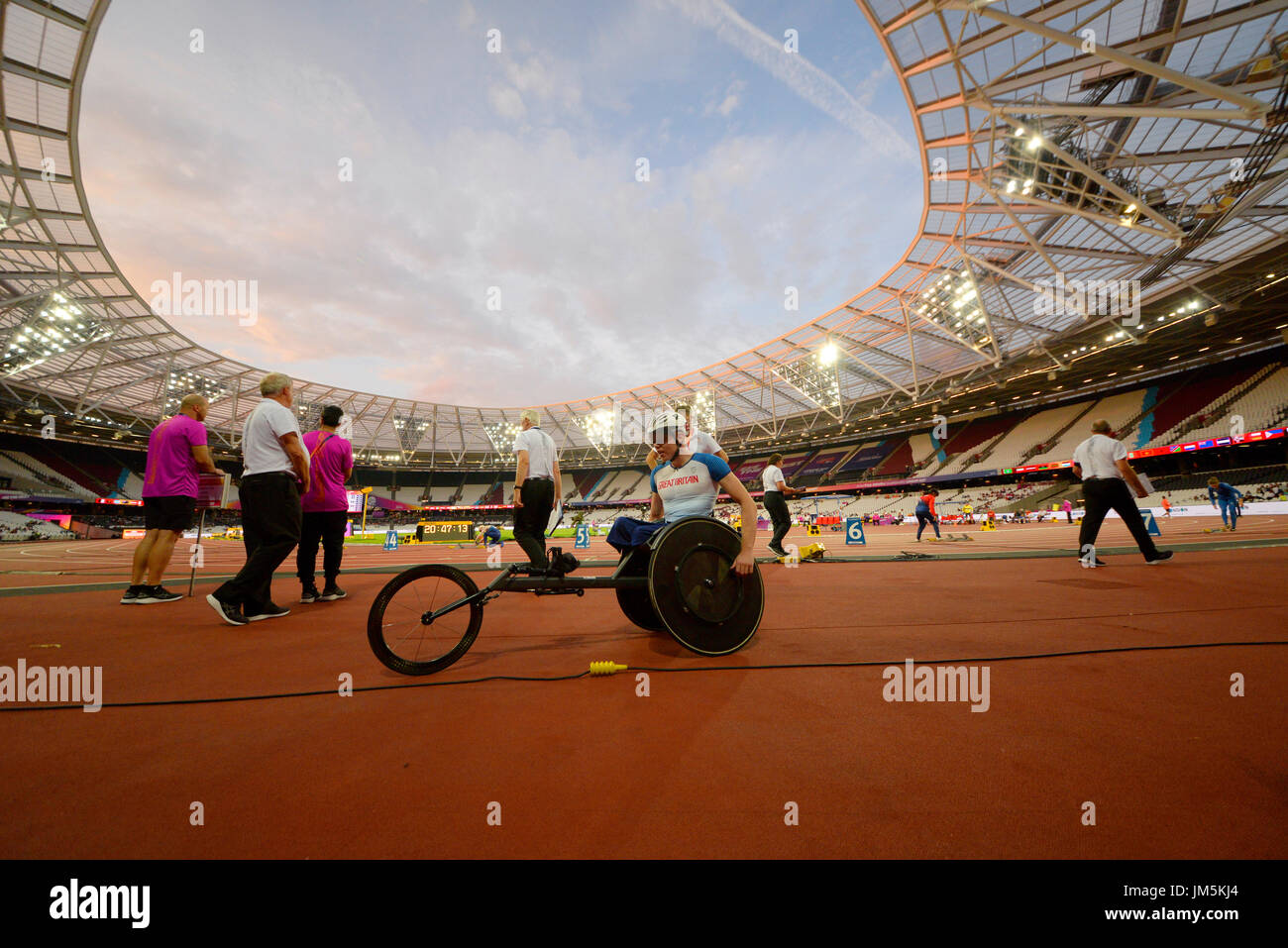 Stade Londres hébergement du monde Para athlétisme dans le Londres. Anciennement Stade Olympique. Terrain de football de West Ham. L'athlète en fauteuil roulant Banque D'Images Stade Londres hébergement du monde Para athlétisme dans le Londres. Anciennement Stade Olympique. Terrain de football de West Ham. L'athlète en fauteuil roulant Banque D'Images