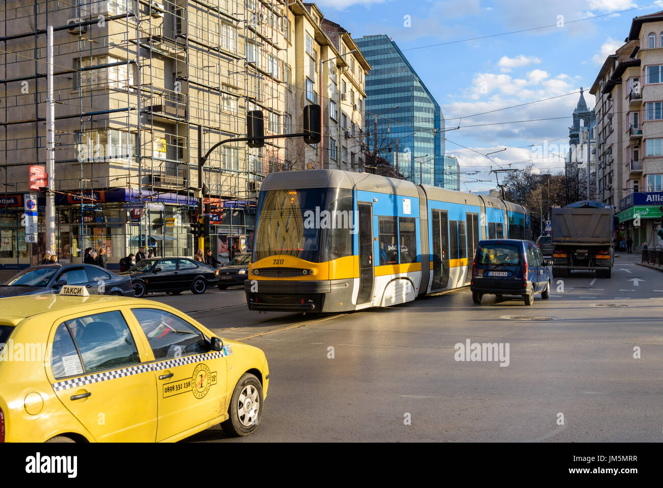 Le tramway moderne, taxi et une autre voiture à la rue animée de Sofia, Bulgarie durant les heures de pointe Banque D'Images