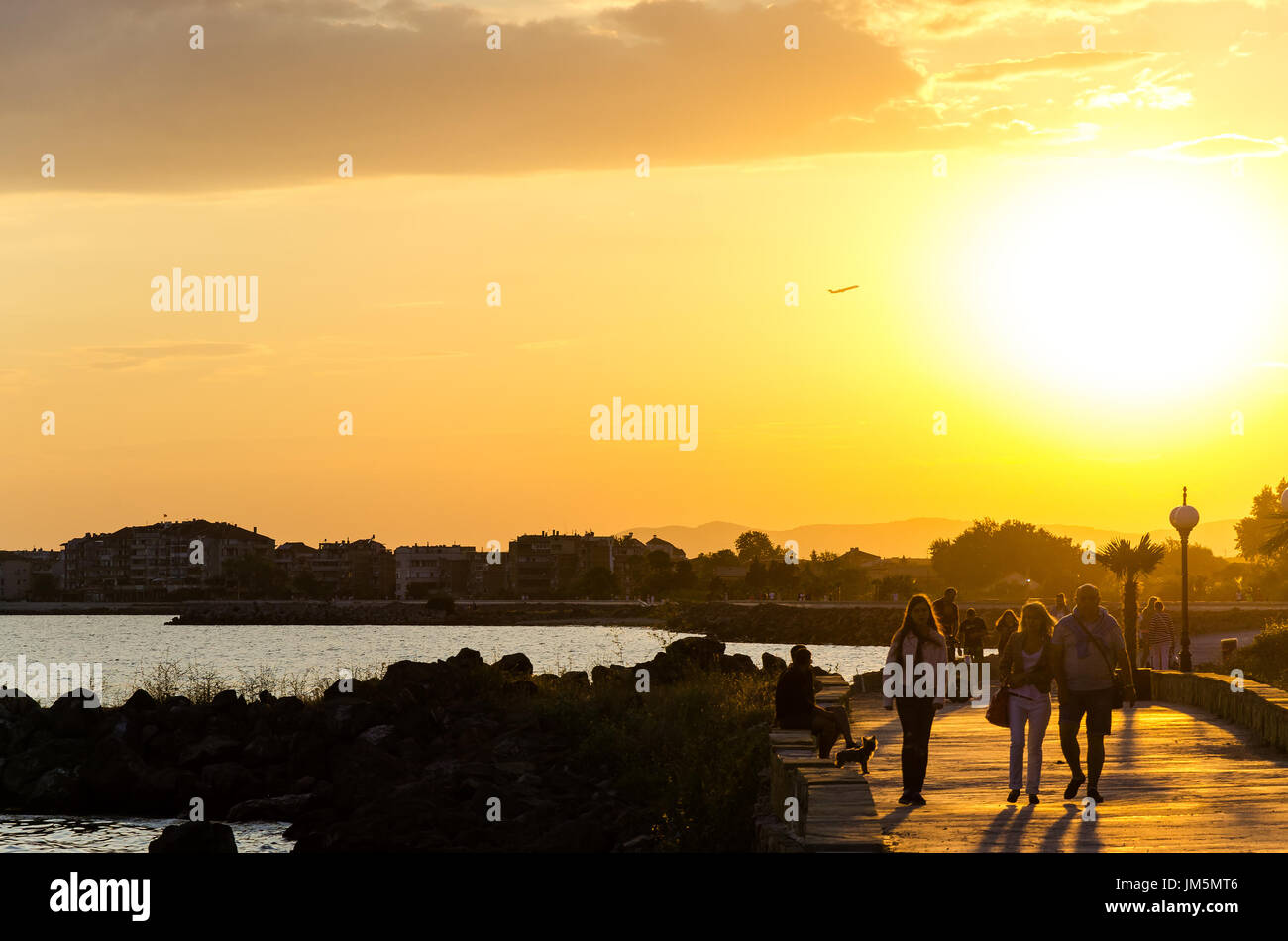 Remblai Pomorie au coucher du soleil avec des gens, la Bulgarie Banque D'Images
