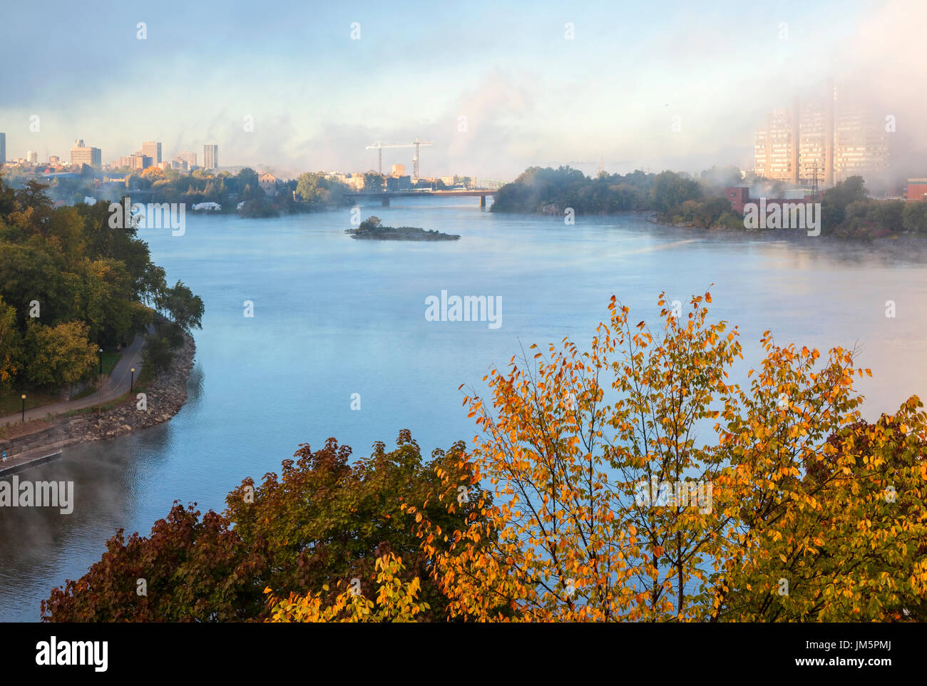 Donnant sur la rivière des Outaouais à Ottawa et Gatineau la gauche à droite lors d'un matin brumeux à Ottawa, Ontario, Canada. Banque D'Images