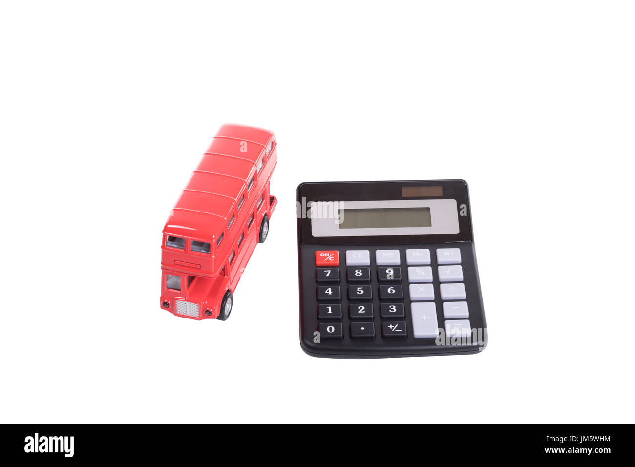 Jouet rouge double-decker bus britannique et calculatrice dans un concept de coûts de transport et les transports publics isolated on white Banque D'Images